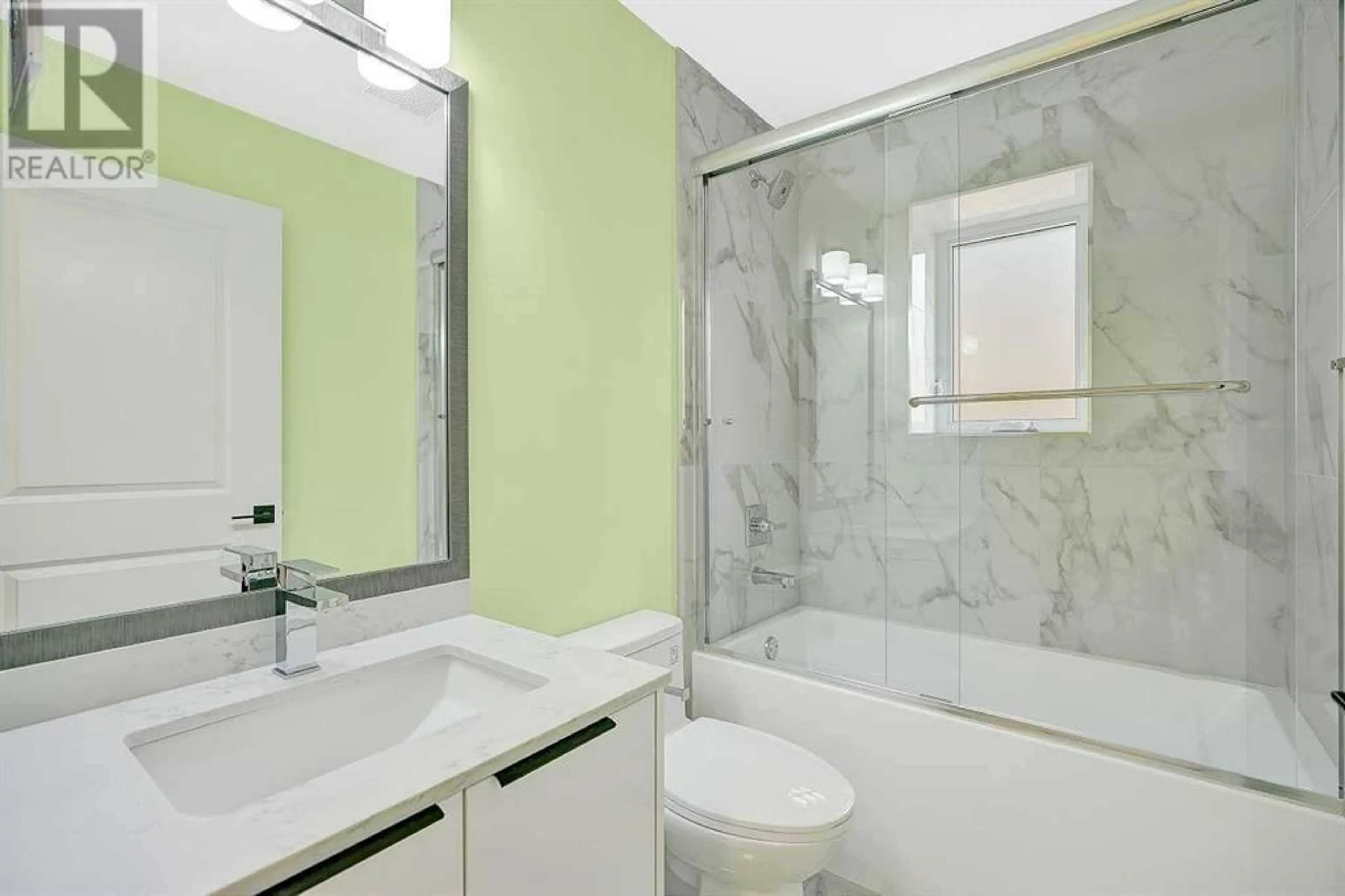 Standard bathroom, ceramic/tile floor for 1548 41ST AVENUE, Vancouver British Columbia V5P1K2