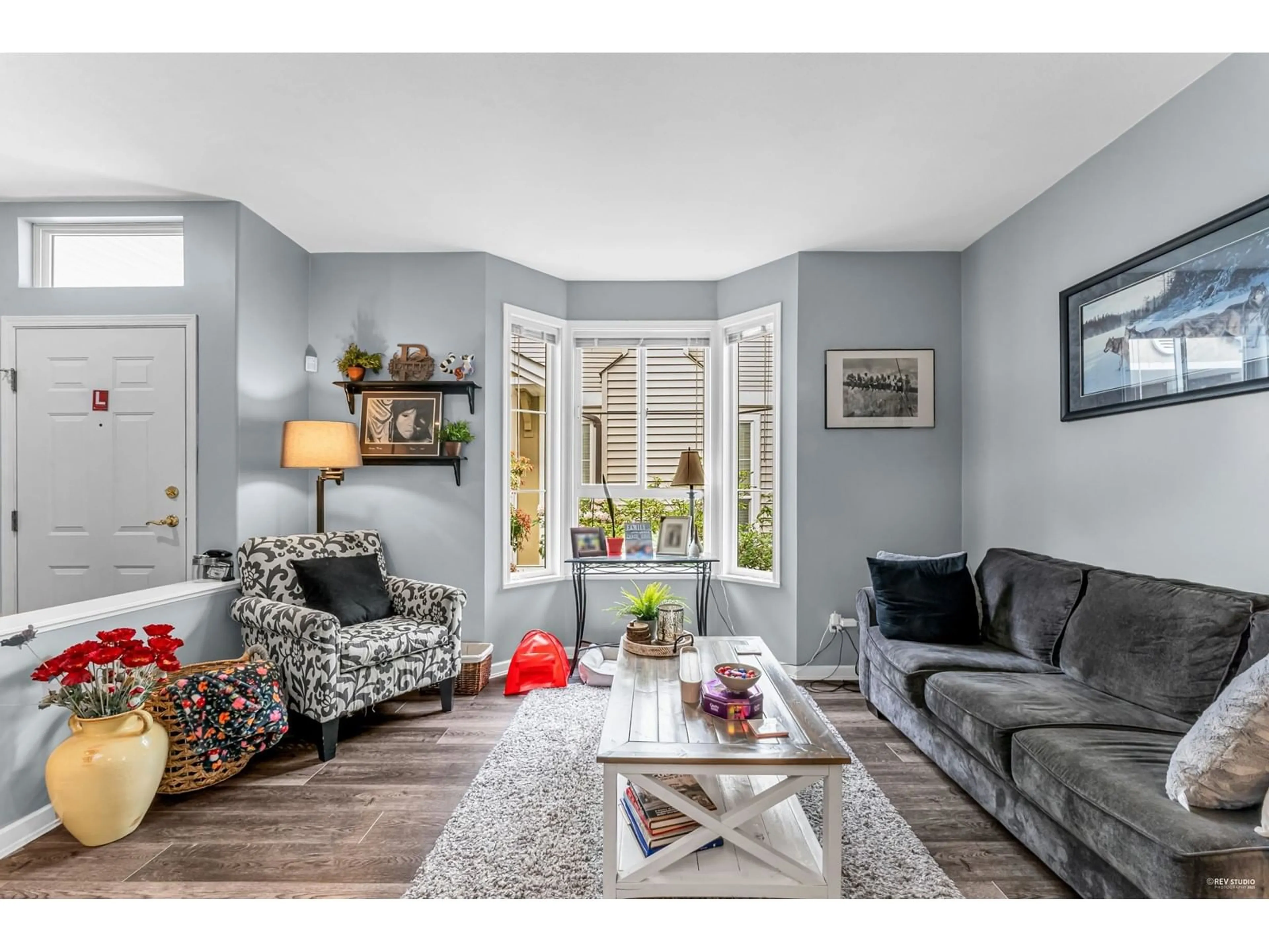Living room with furniture, wood/laminate floor for 50 - 6950 120, Surrey British Columbia V3W3M7