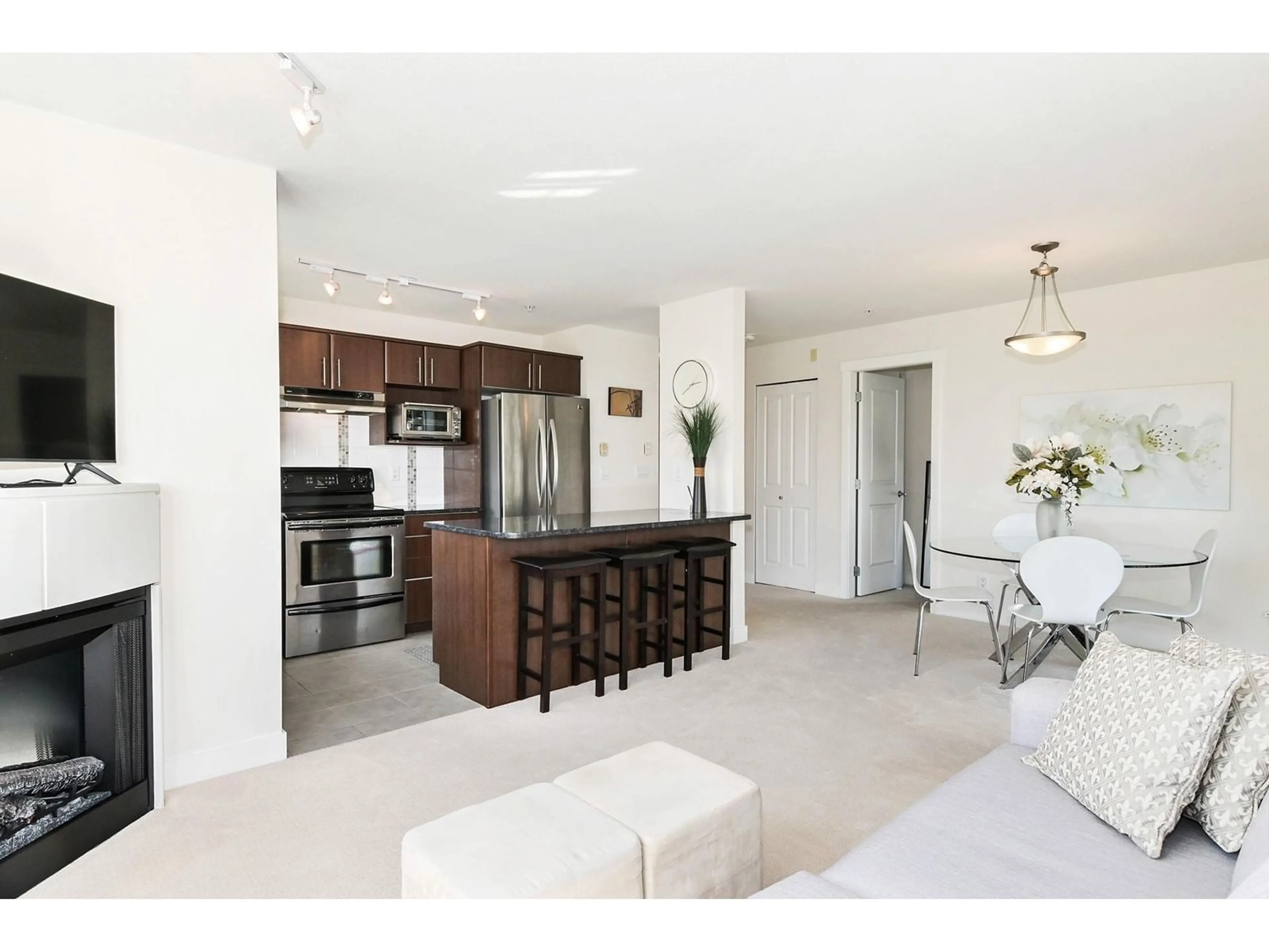 Open concept kitchen, unknown for 202 - 19366 65, Surrey British Columbia V4N5S1