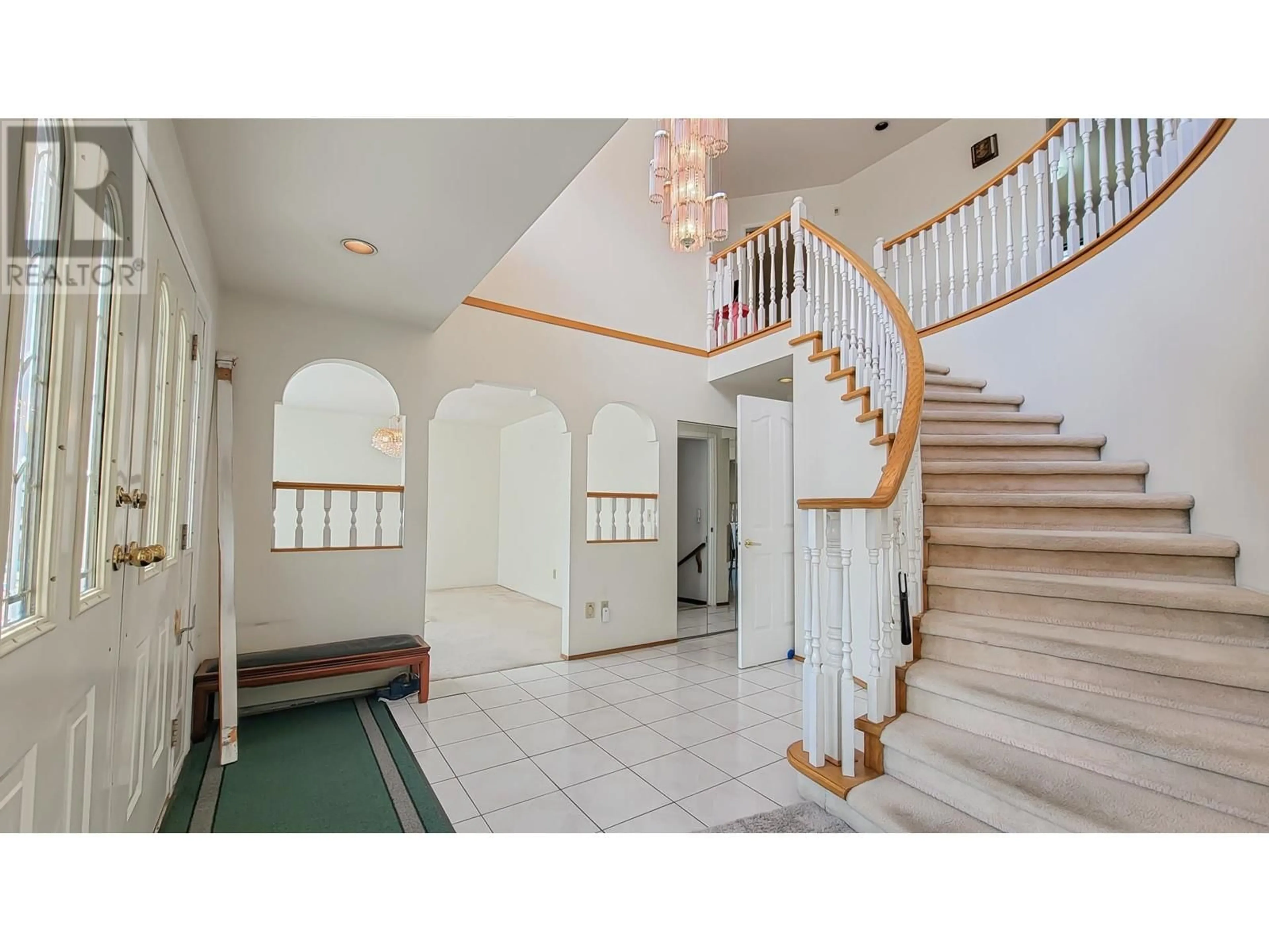 Indoor foyer for 2931 PHILLIPS AVENUE, Burnaby British Columbia V5A2W4