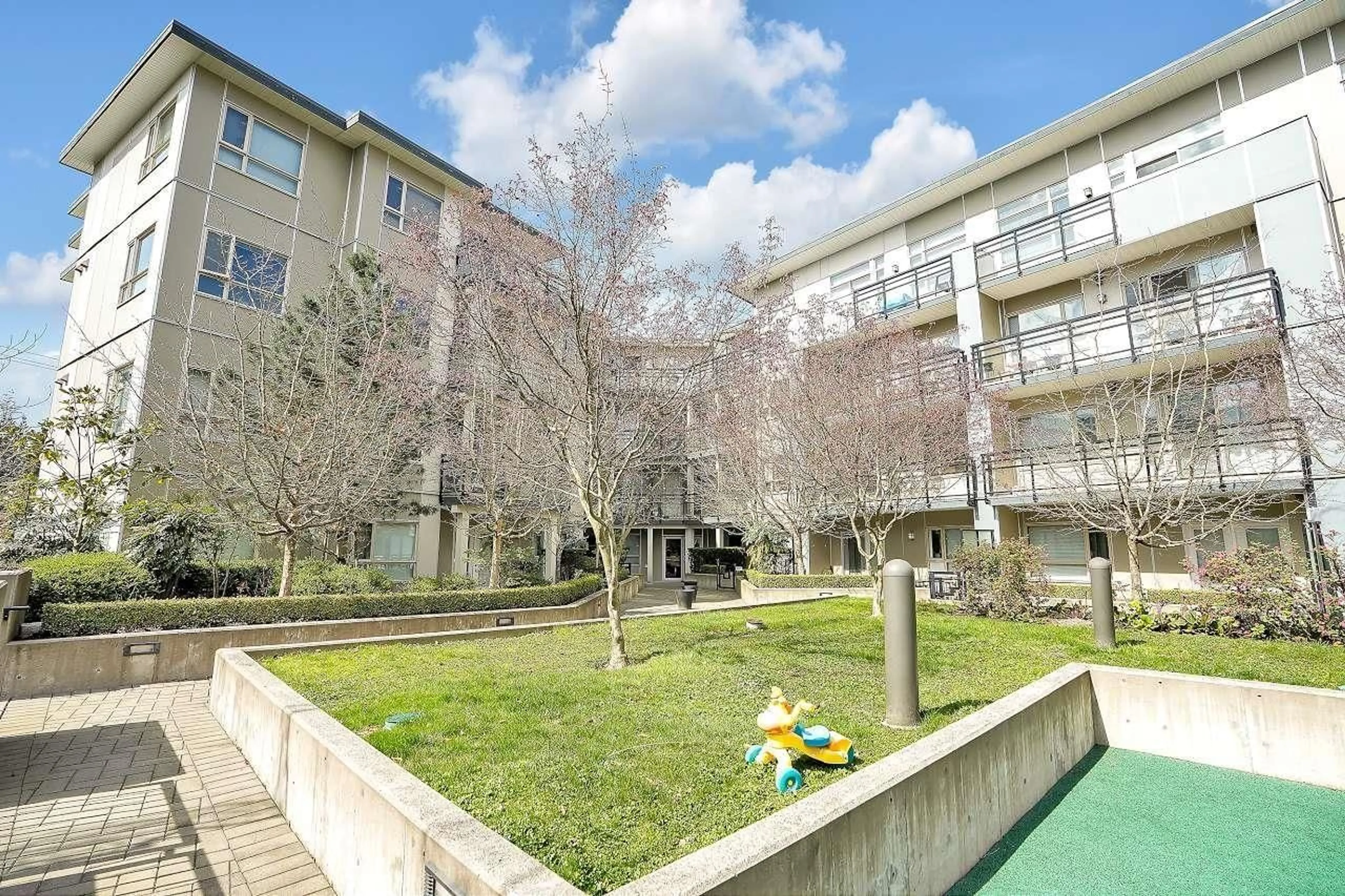 Patio, building for 326 - 13228 OLD YALE ROAD, Surrey British Columbia V3T0K3