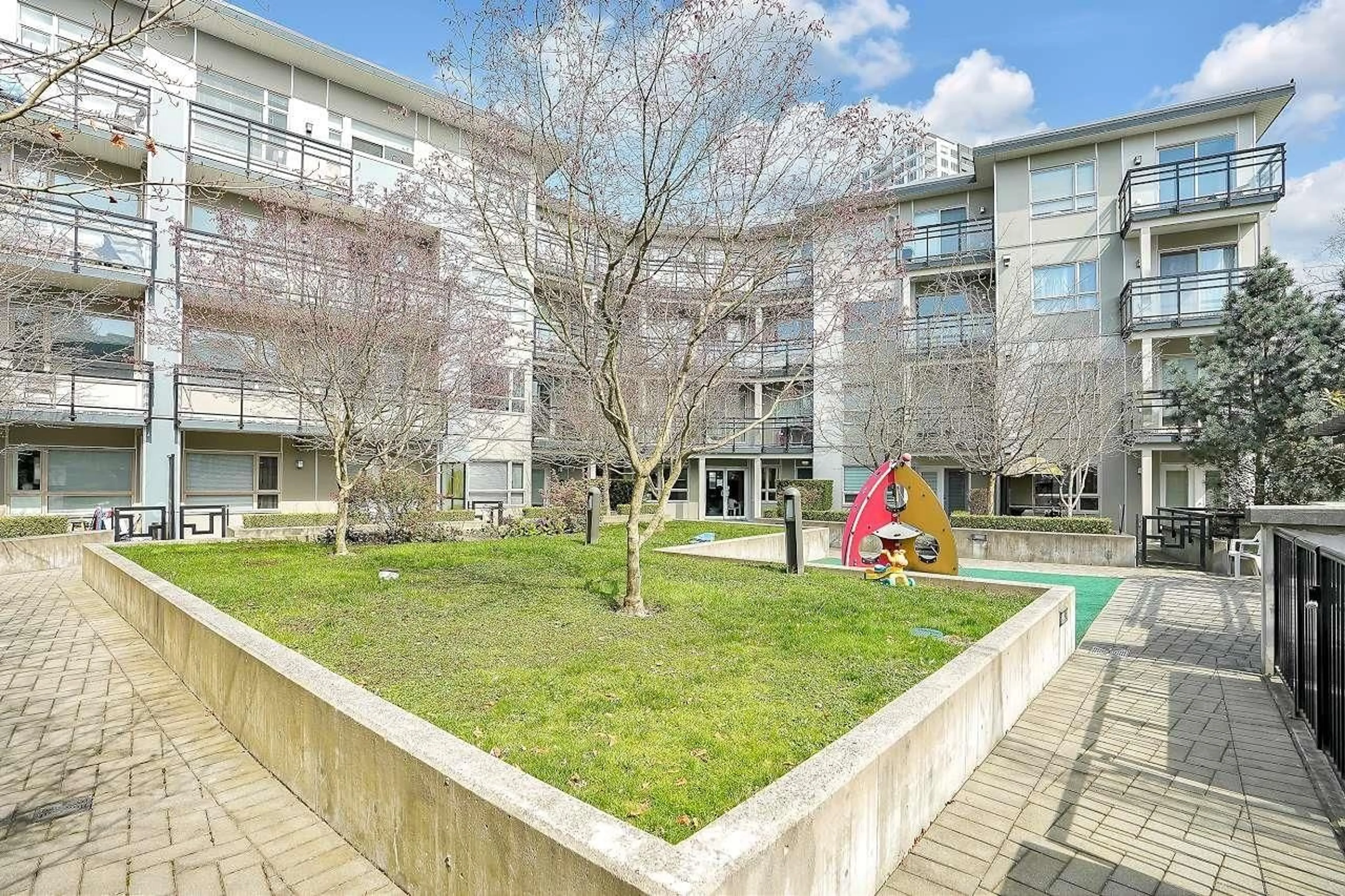 Patio, building for 326 - 13228 OLD YALE ROAD, Surrey British Columbia V3T0K3