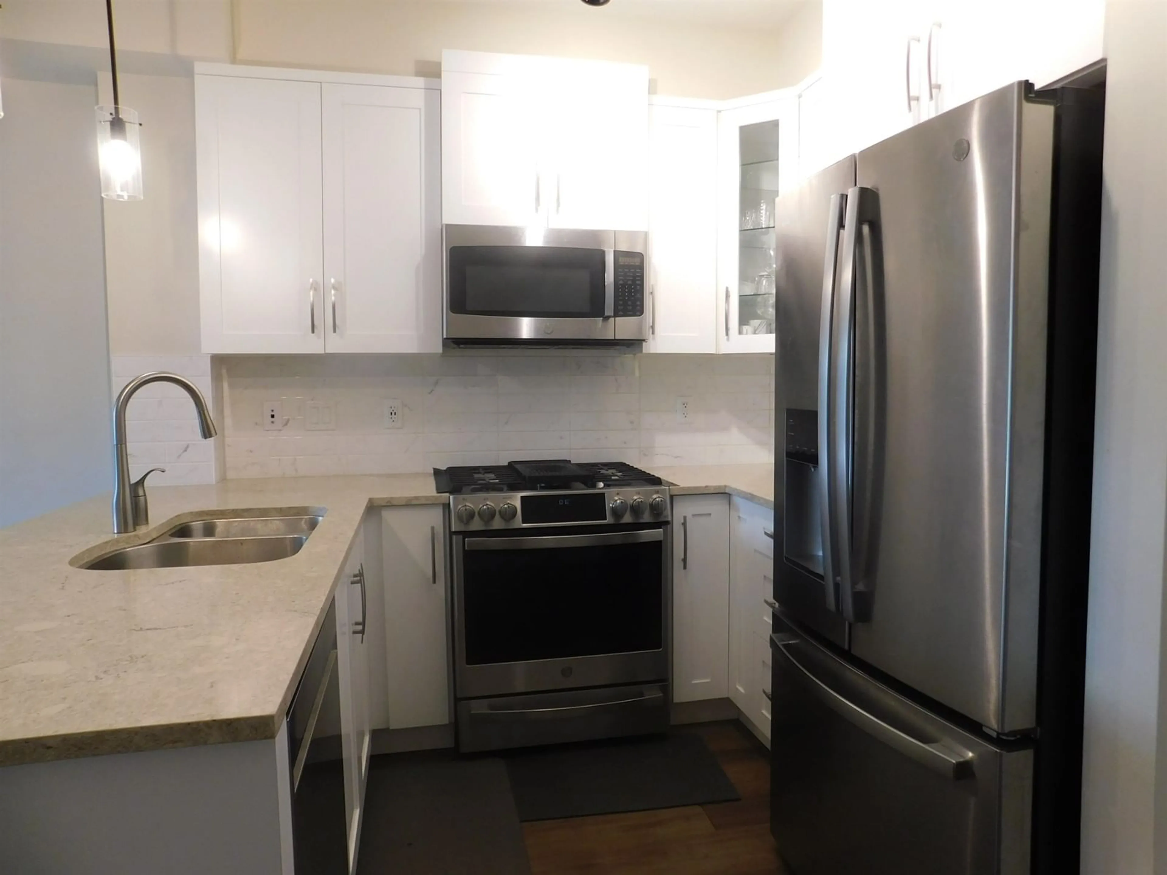 Standard kitchen, unknown for 427 - 11077 RAVINE, Surrey British Columbia V3T0R7