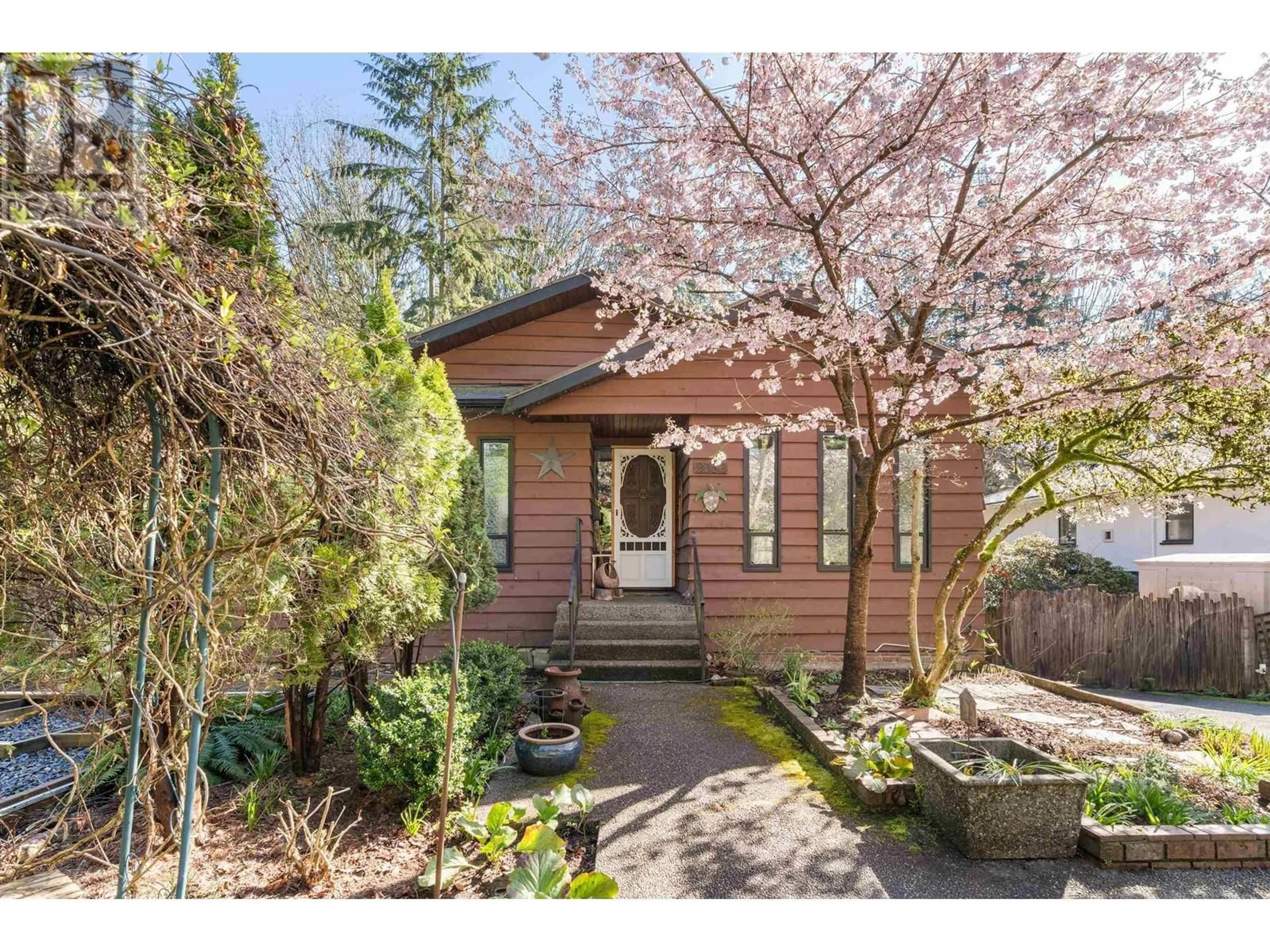 Unknown for 2152 MACKAY AVENUE, North Vancouver British Columbia V7P2M7