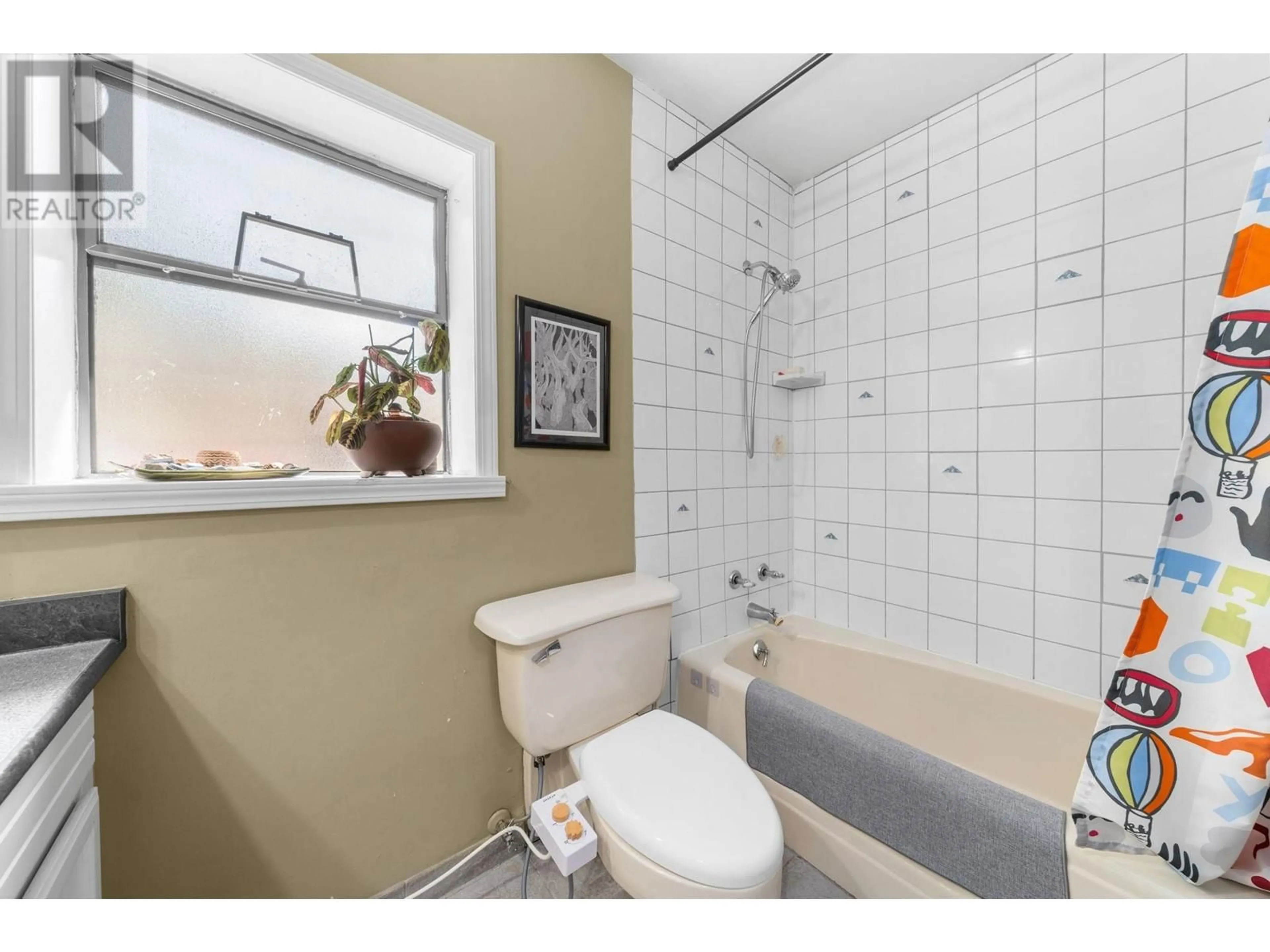 Standard bathroom, ceramic/tile floor for 2152 MACKAY AVENUE, North Vancouver British Columbia V7P2M7
