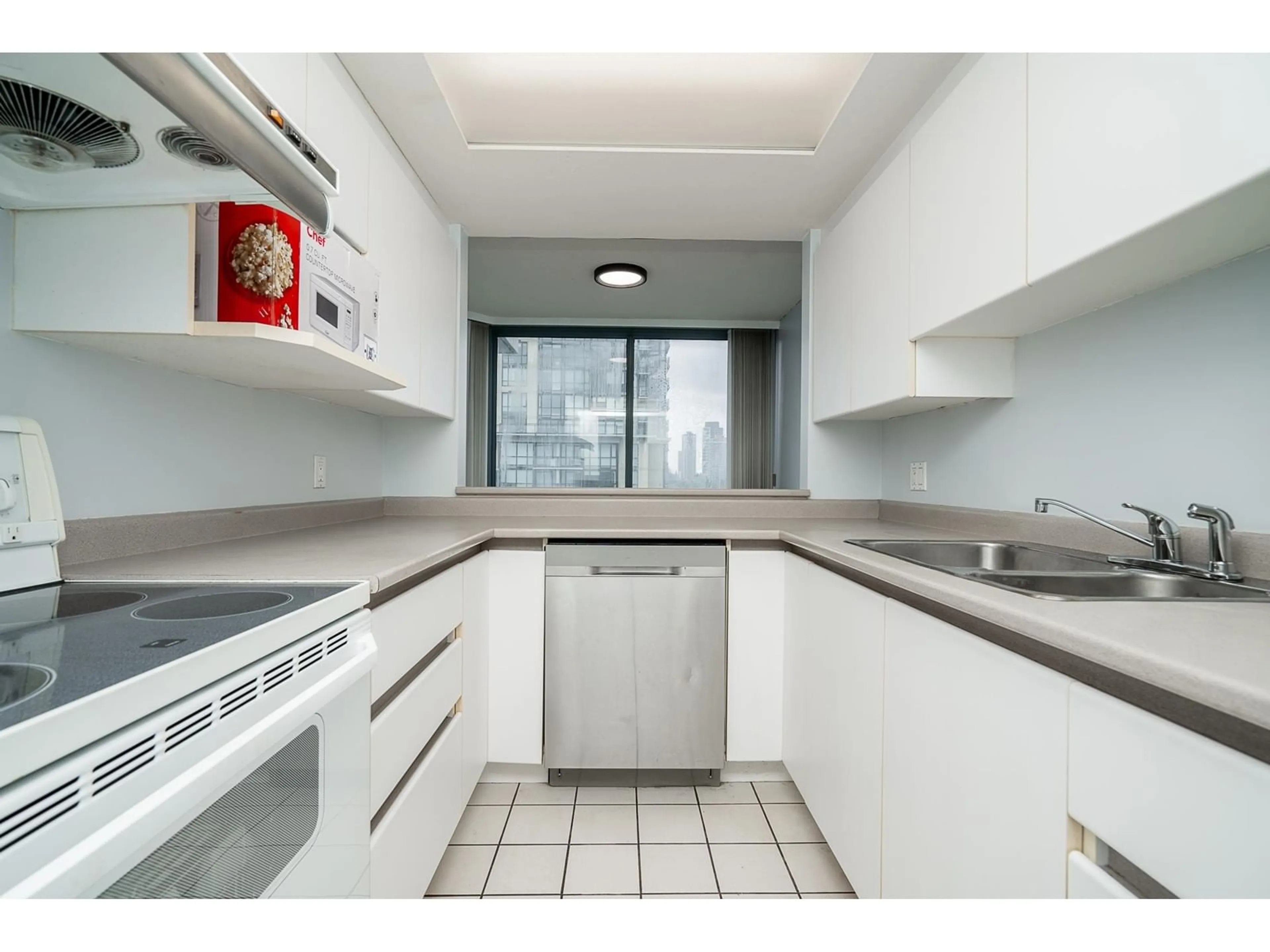 Standard kitchen, unknown for 1301 - 13383 108, Surrey British Columbia V3T5T6