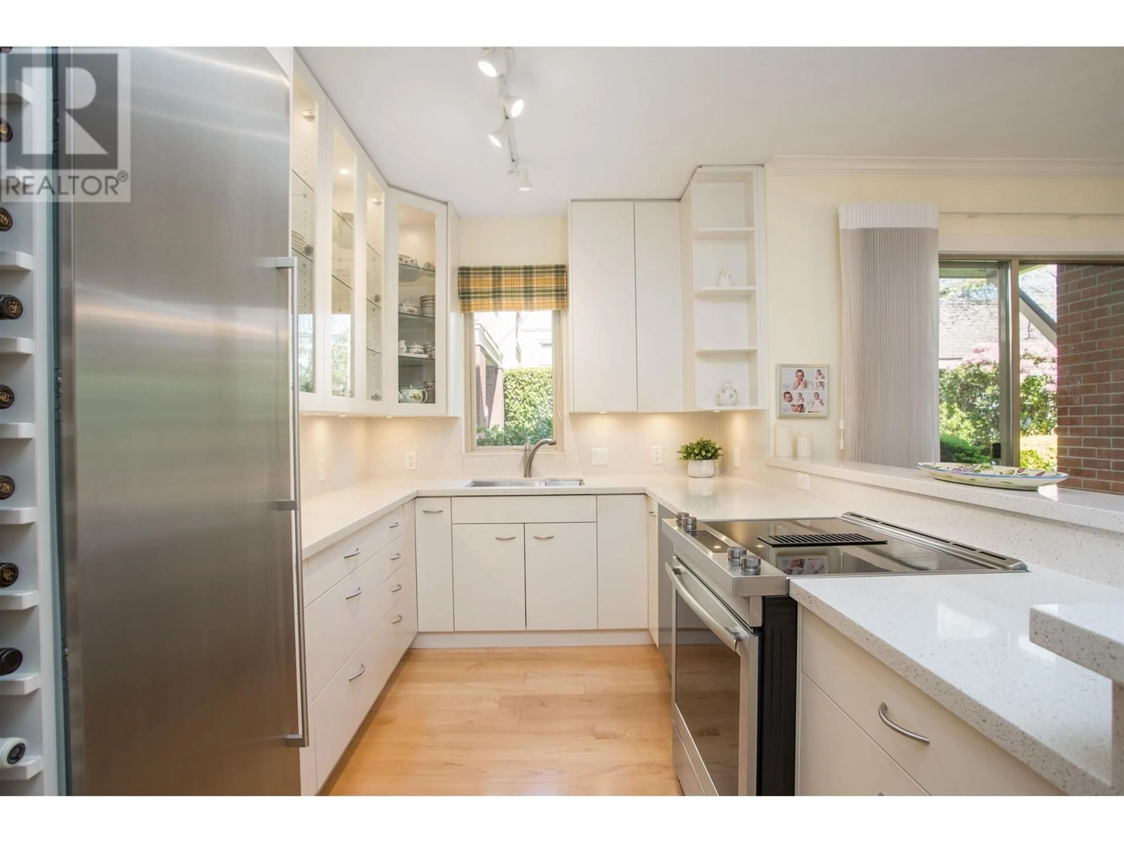 Contemporary kitchen, unknown for 110 - 843 22ND STREET, West Vancouver British Columbia V7V4C1