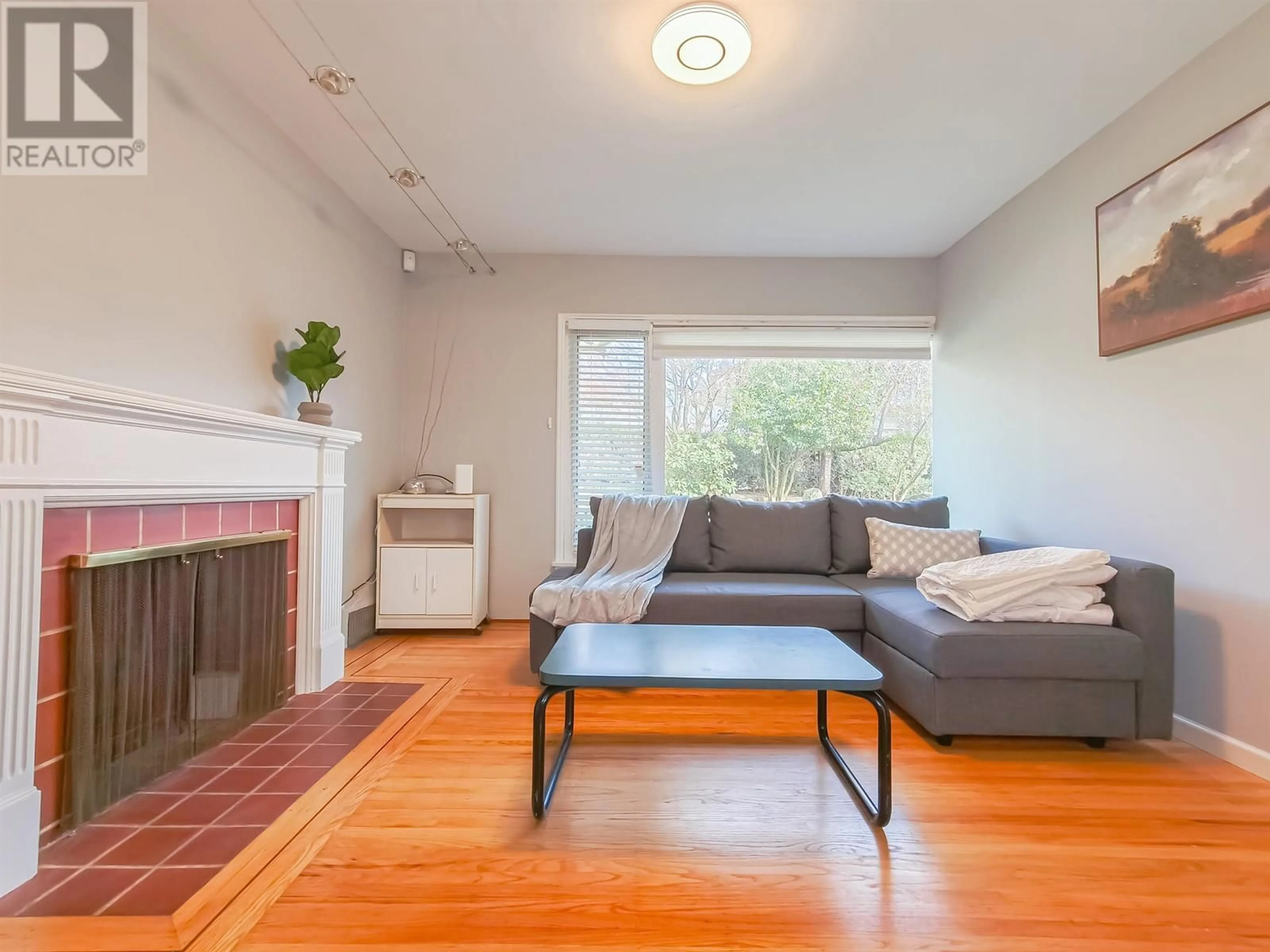 Living room with furniture, wood/laminate floor for 5951 DUNBAR STREET, Vancouver British Columbia V6N1W8