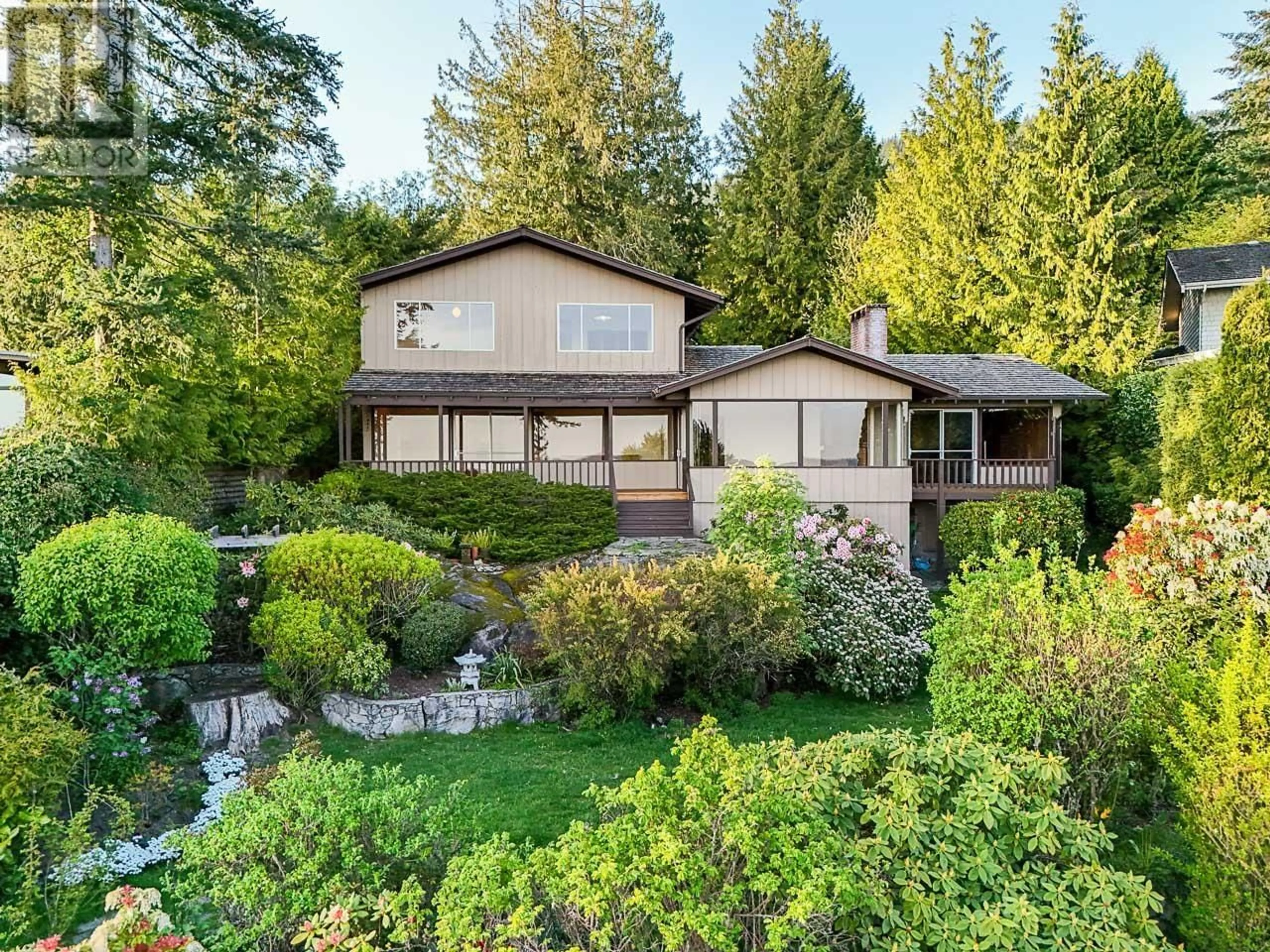 A pic from outside/outdoor area/front of a property/back of a property/a pic from drone, unknown for 3898 SOUTHRIDGE AVENUE, West Vancouver British Columbia V7V3J1