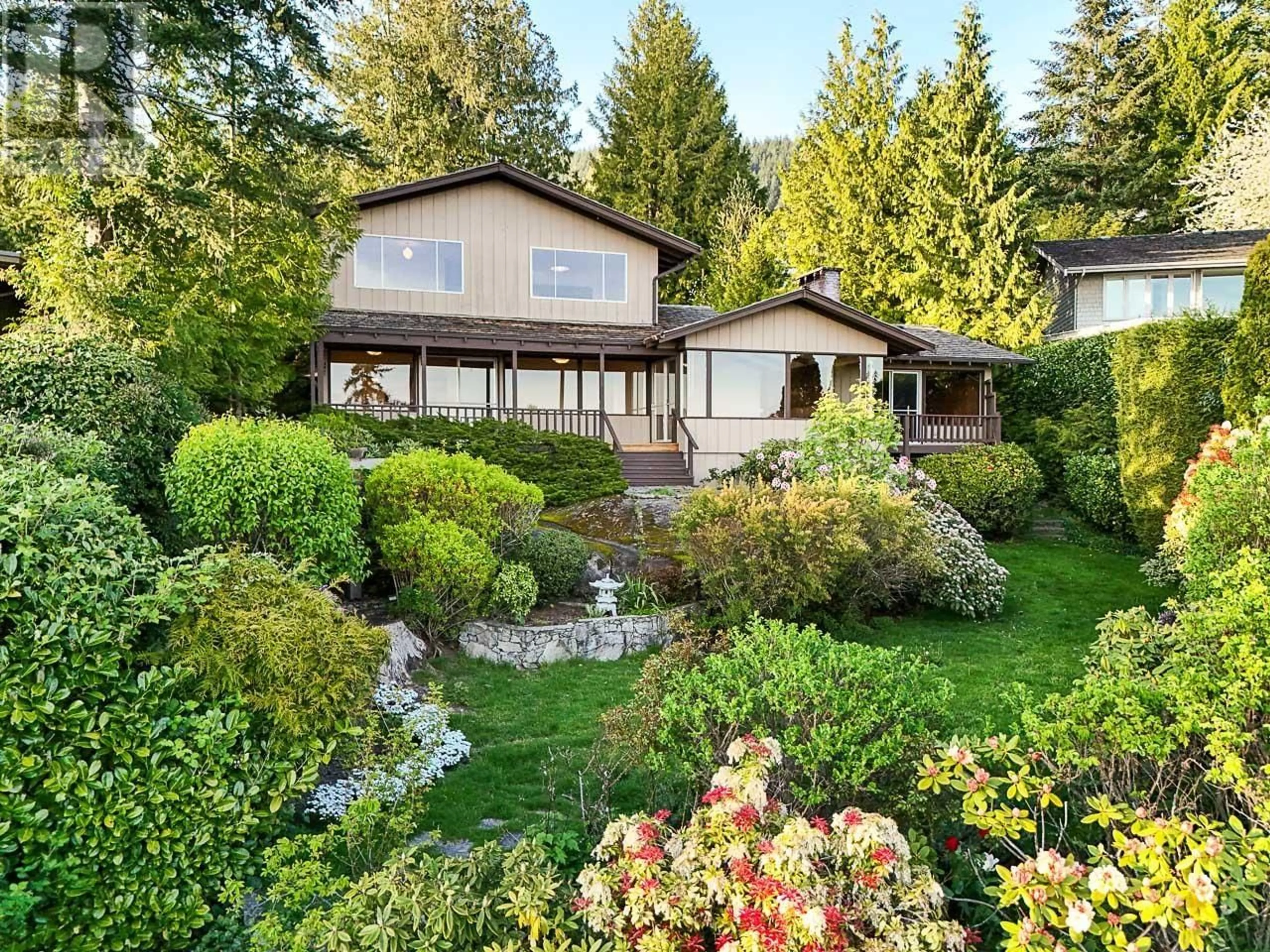 A pic from outside/outdoor area/front of a property/back of a property/a pic from drone, unknown for 3898 SOUTHRIDGE AVENUE, West Vancouver British Columbia V7V3J1