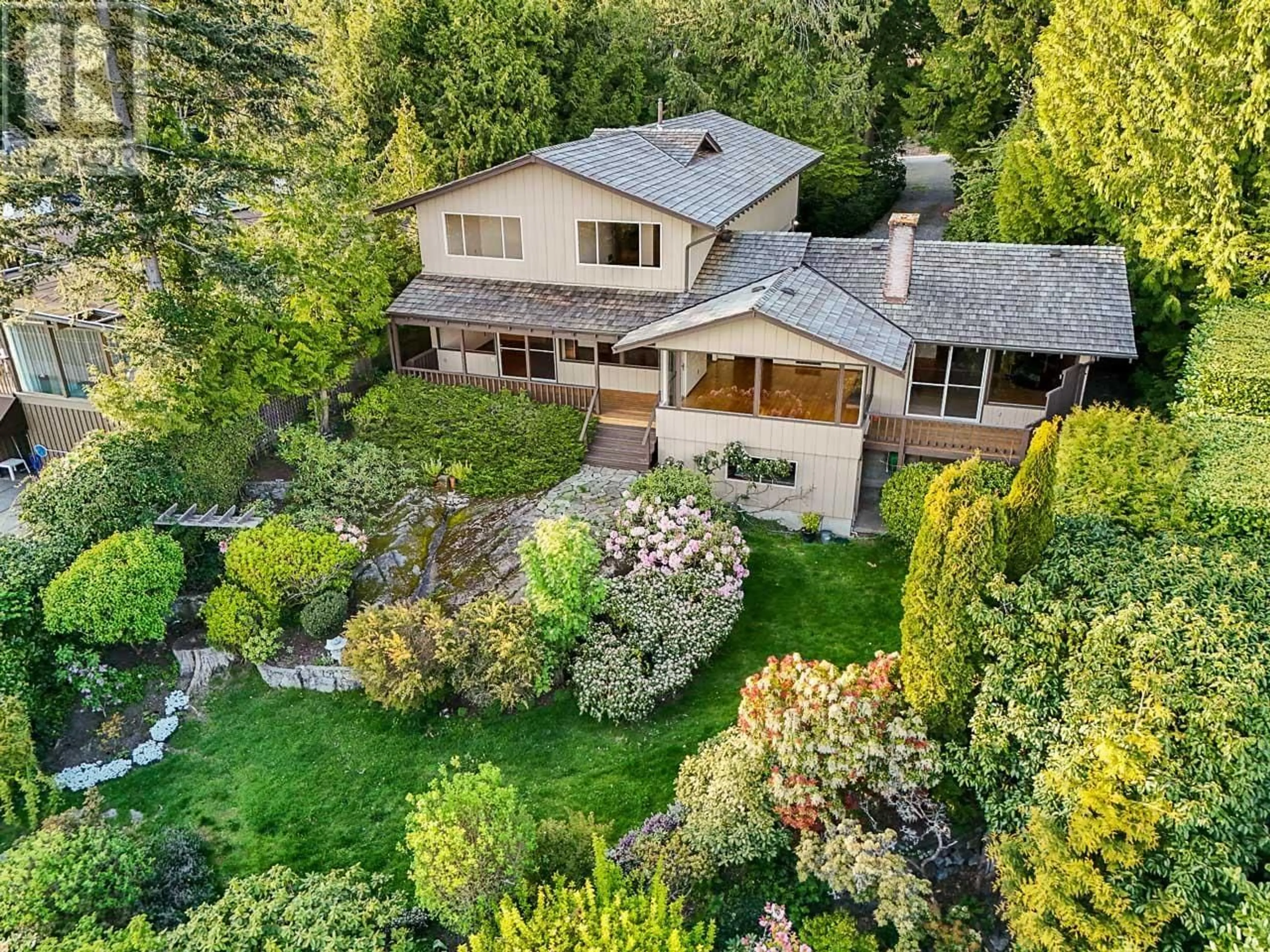 A pic from outside/outdoor area/front of a property/back of a property/a pic from drone, unknown for 3898 SOUTHRIDGE AVENUE, West Vancouver British Columbia V7V3J1