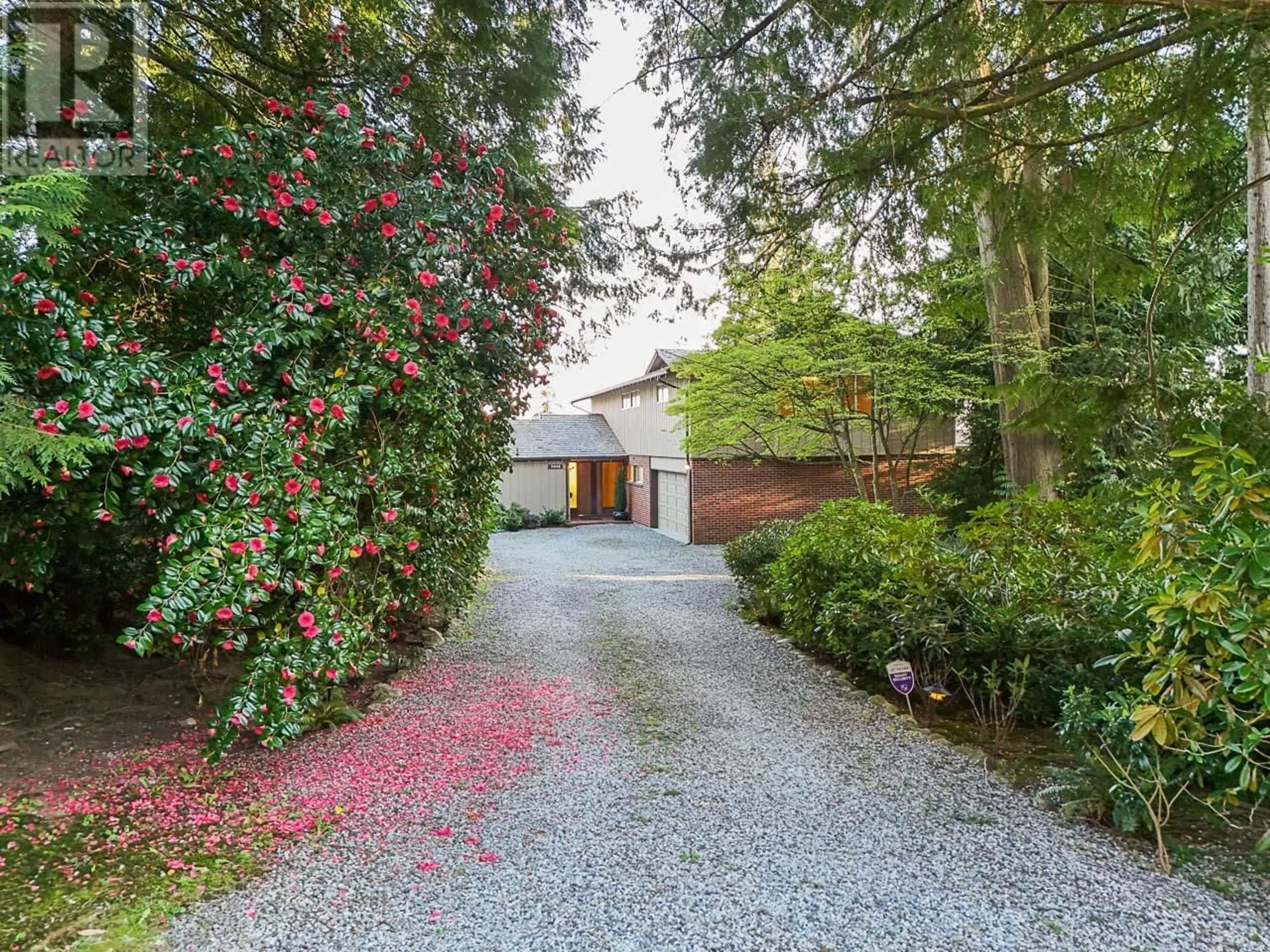 A pic from outside/outdoor area/front of a property/back of a property/a pic from drone, street for 3898 SOUTHRIDGE AVENUE, West Vancouver British Columbia V7V3J1