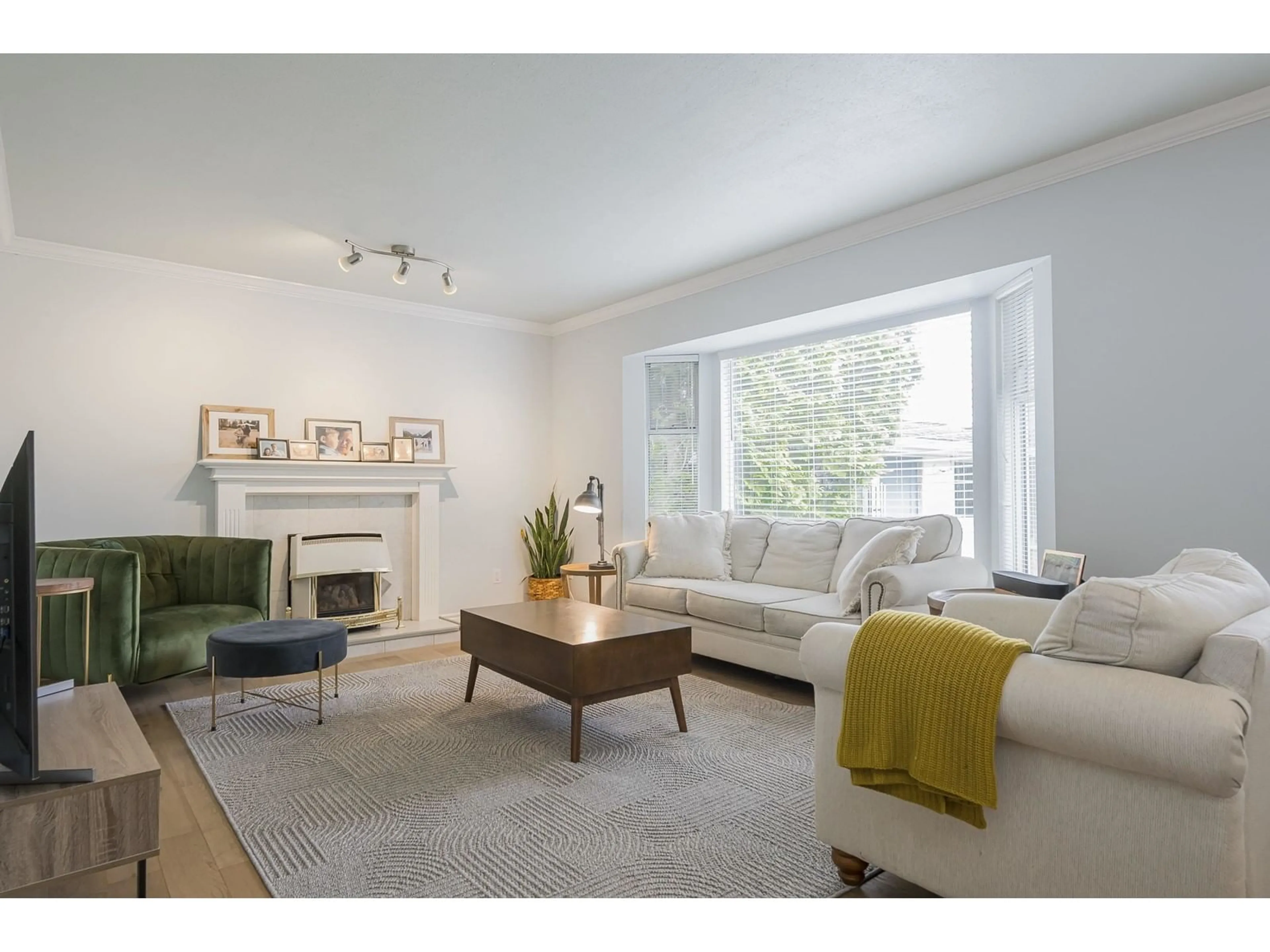 Living room with furniture, unknown for 27236 32B, Langley British Columbia V4W3H8