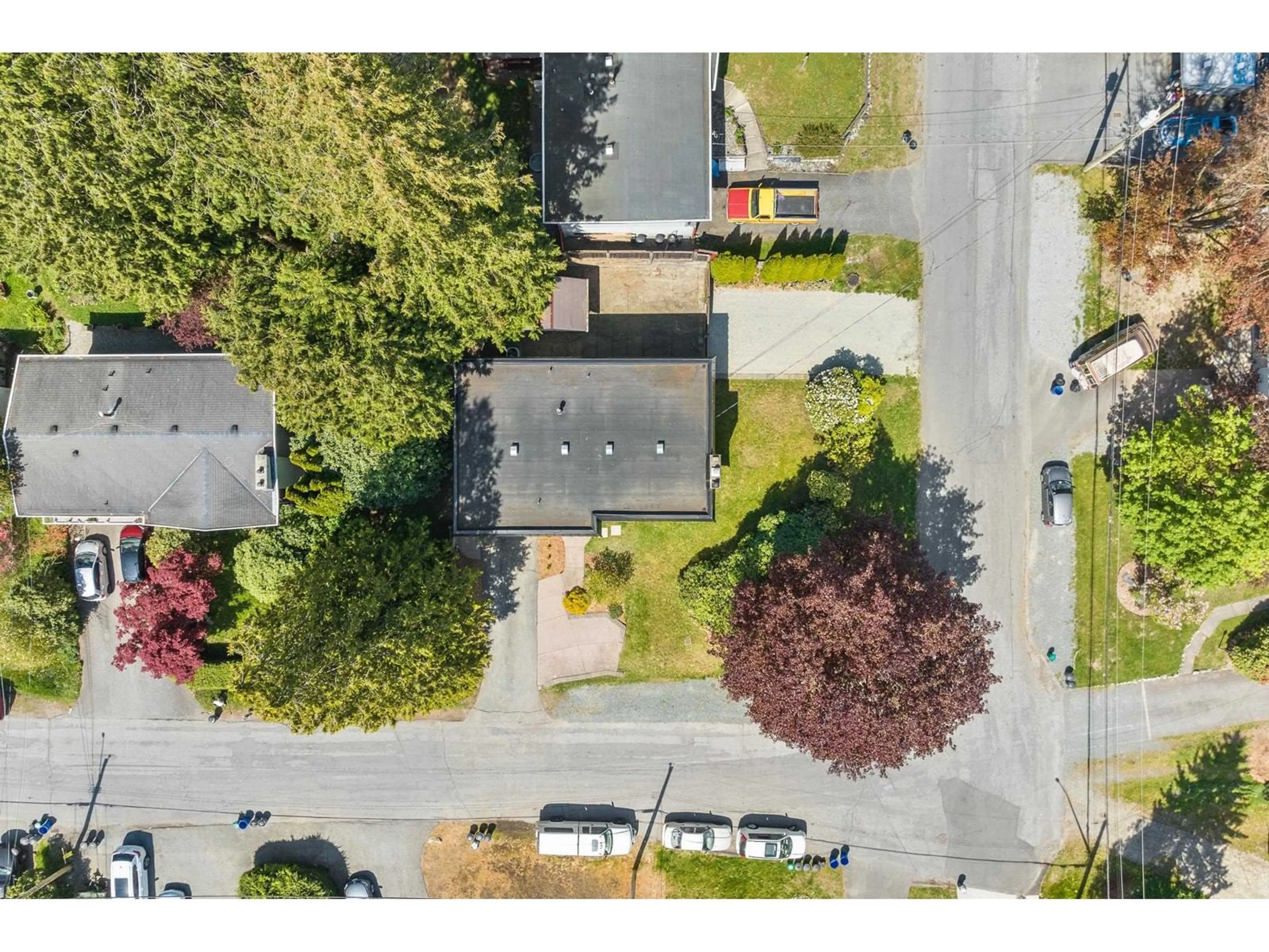 A pic from outside/outdoor area/front of a property/back of a property/a pic from drone, street for 33267 BROWN, Mission British Columbia V2V2R3