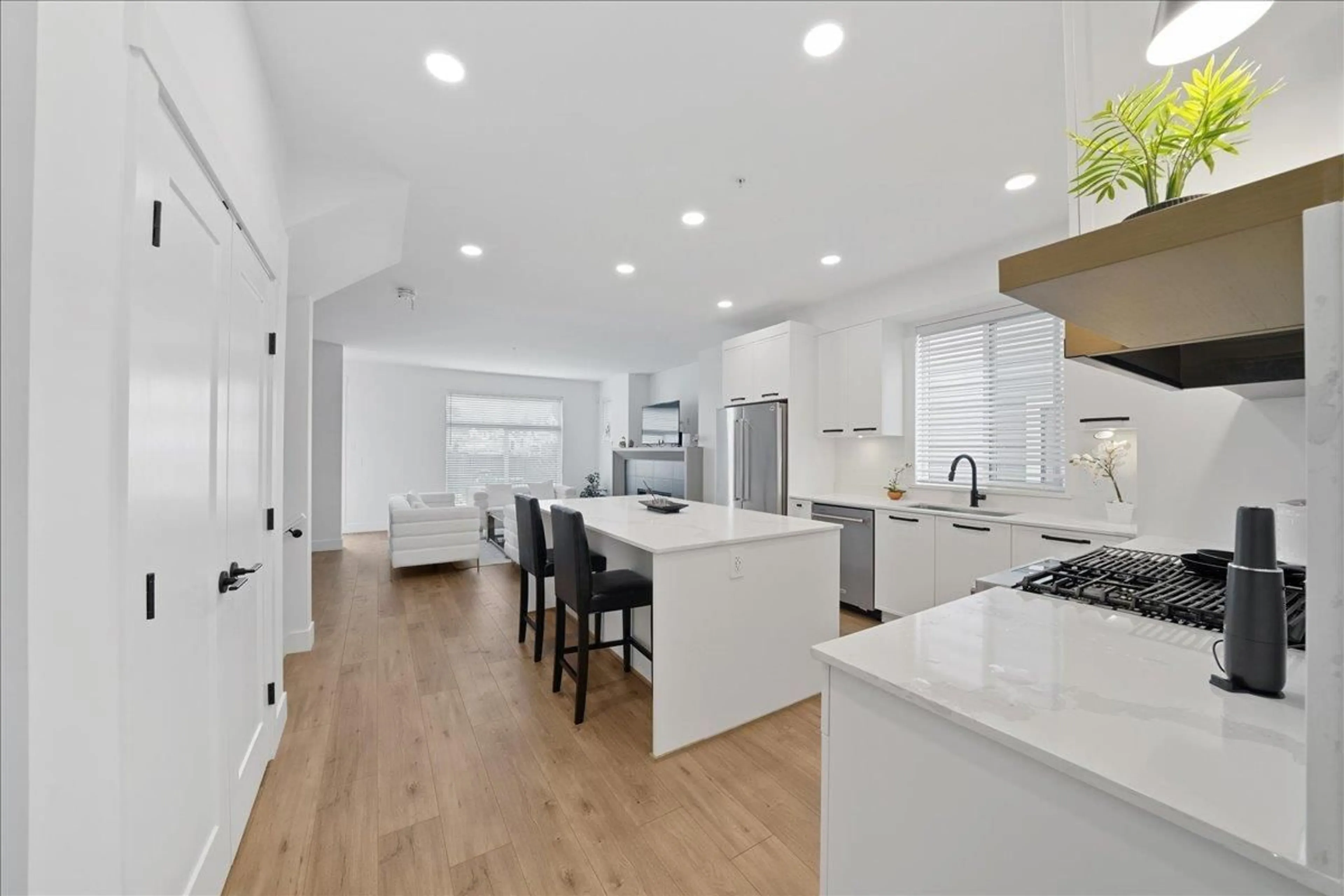 Open concept kitchen, unknown for 7561 197, Langley British Columbia V2Y1S2
