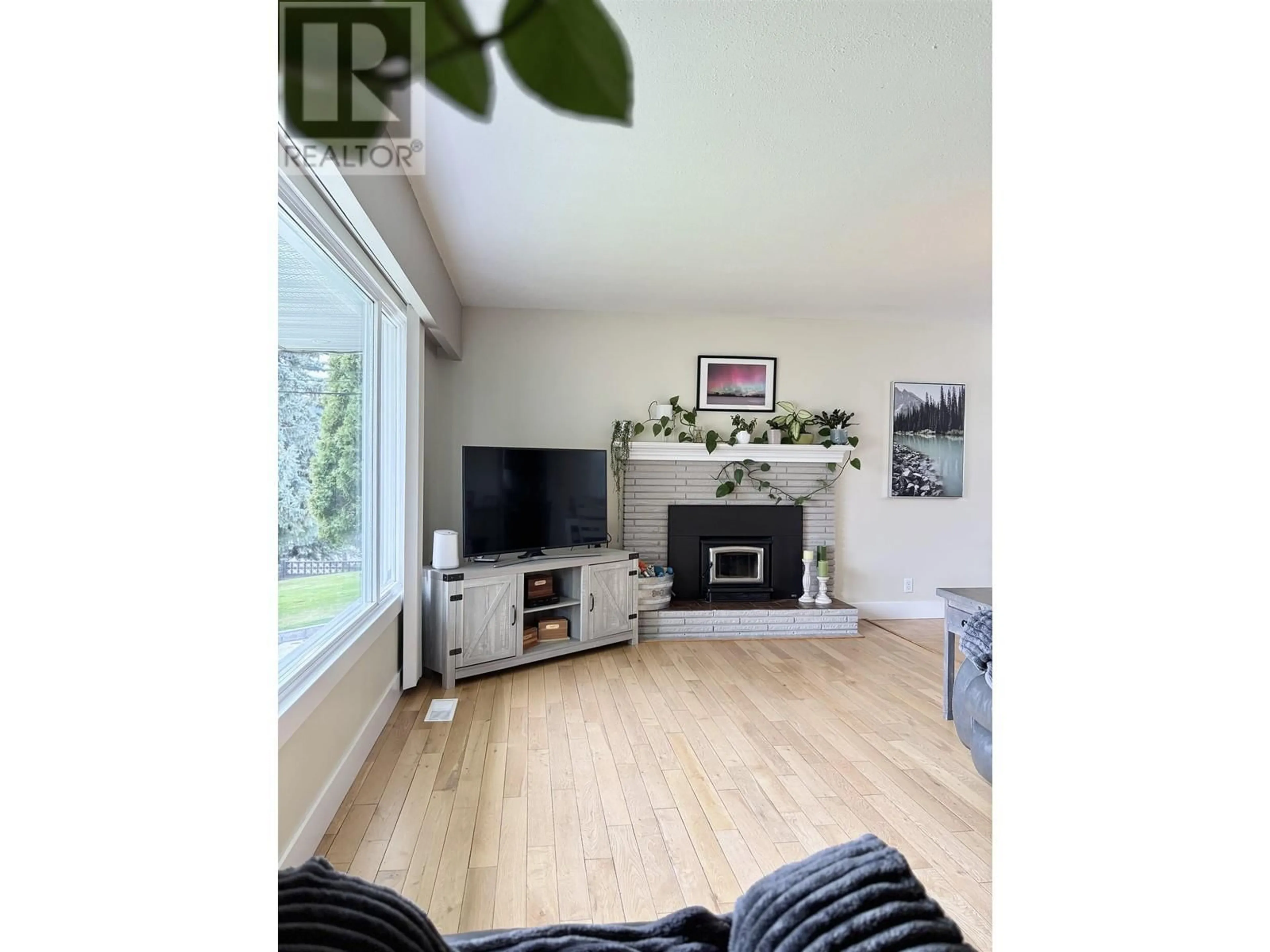 Living room with furniture, wood/laminate floor for 632 JOHNSON STREET, Williams Lake British Columbia V2G1V1