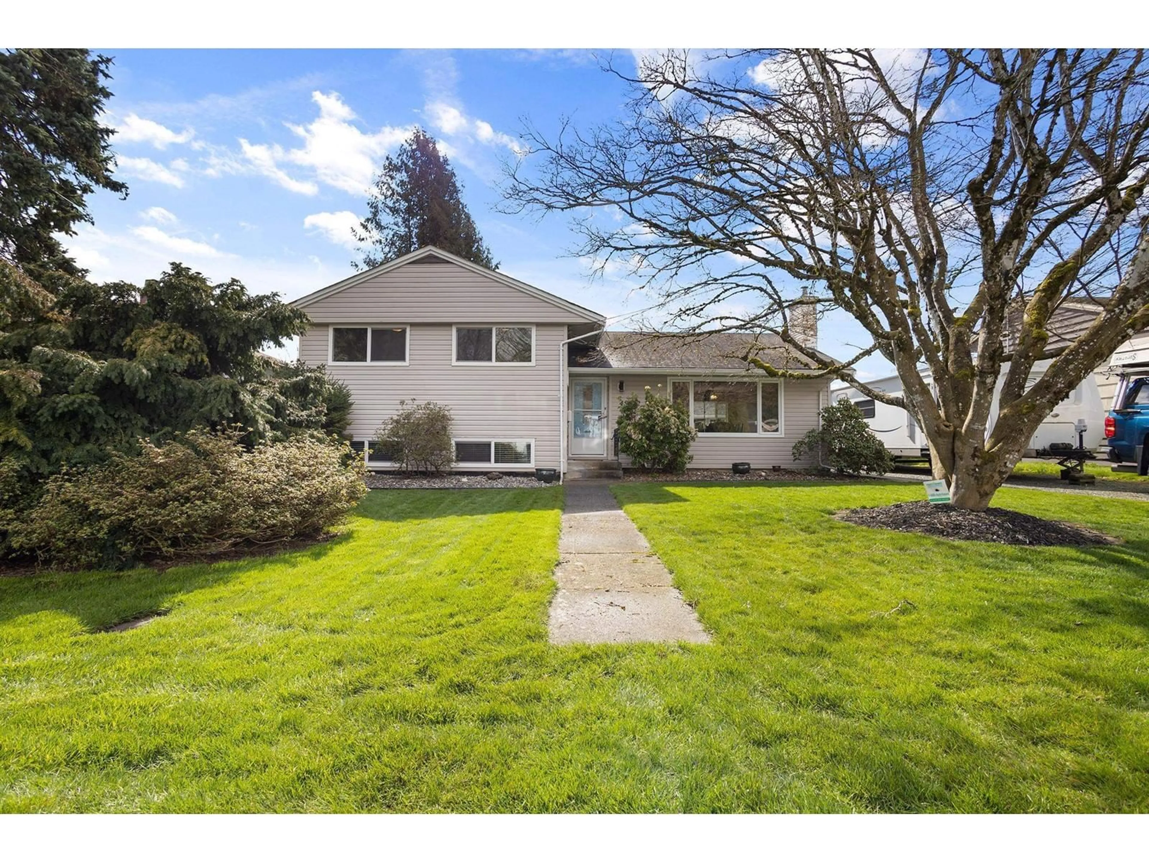 A pic from outside/outdoor area/front of a property/back of a property/a pic from drone, street for 45812 BERKELEY AVENUE, Chilliwack British Columbia V2P3N3