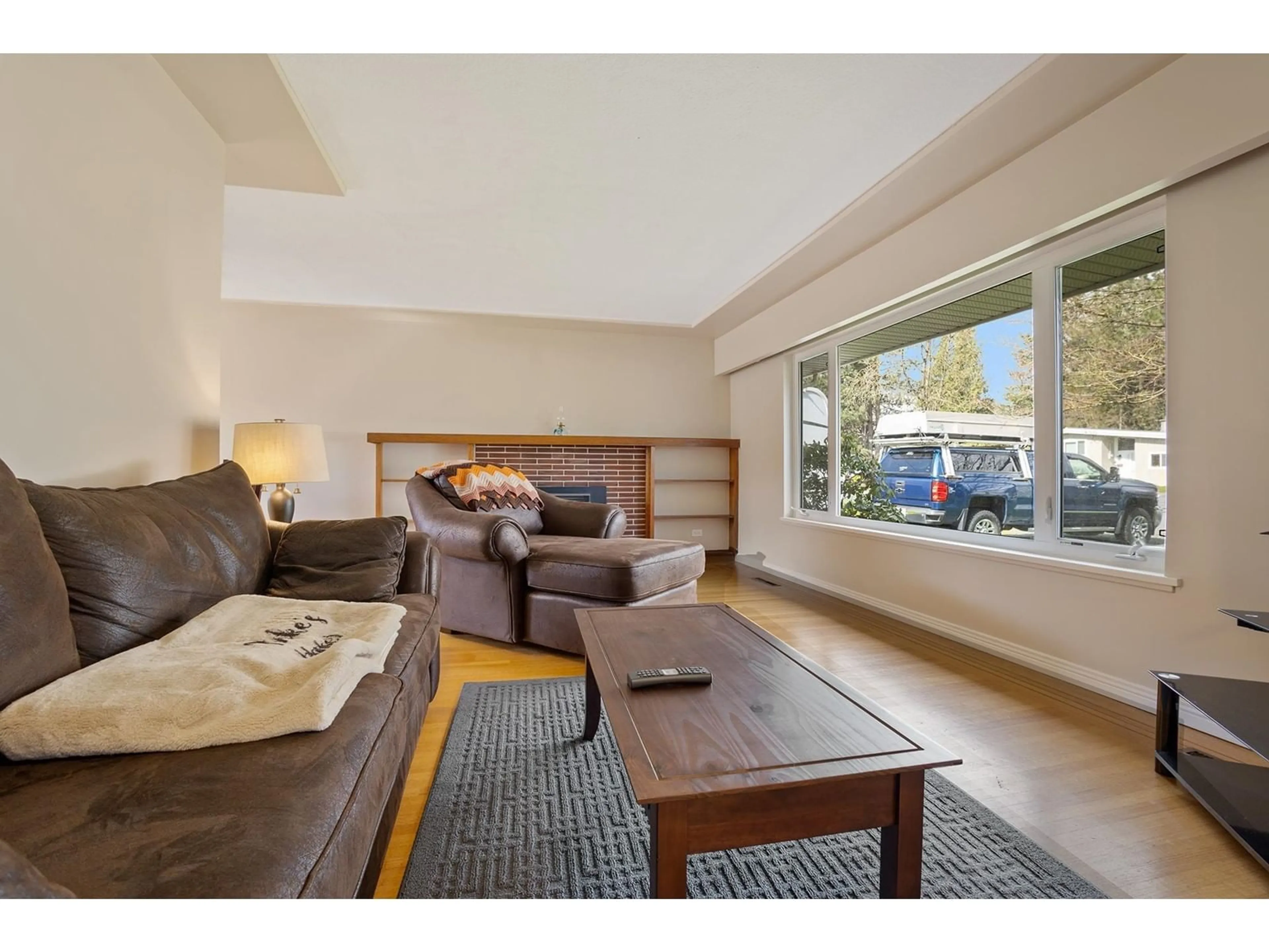 Living room with furniture, wood/laminate floor for 45812 BERKELEY AVENUE, Chilliwack British Columbia V2P3N3