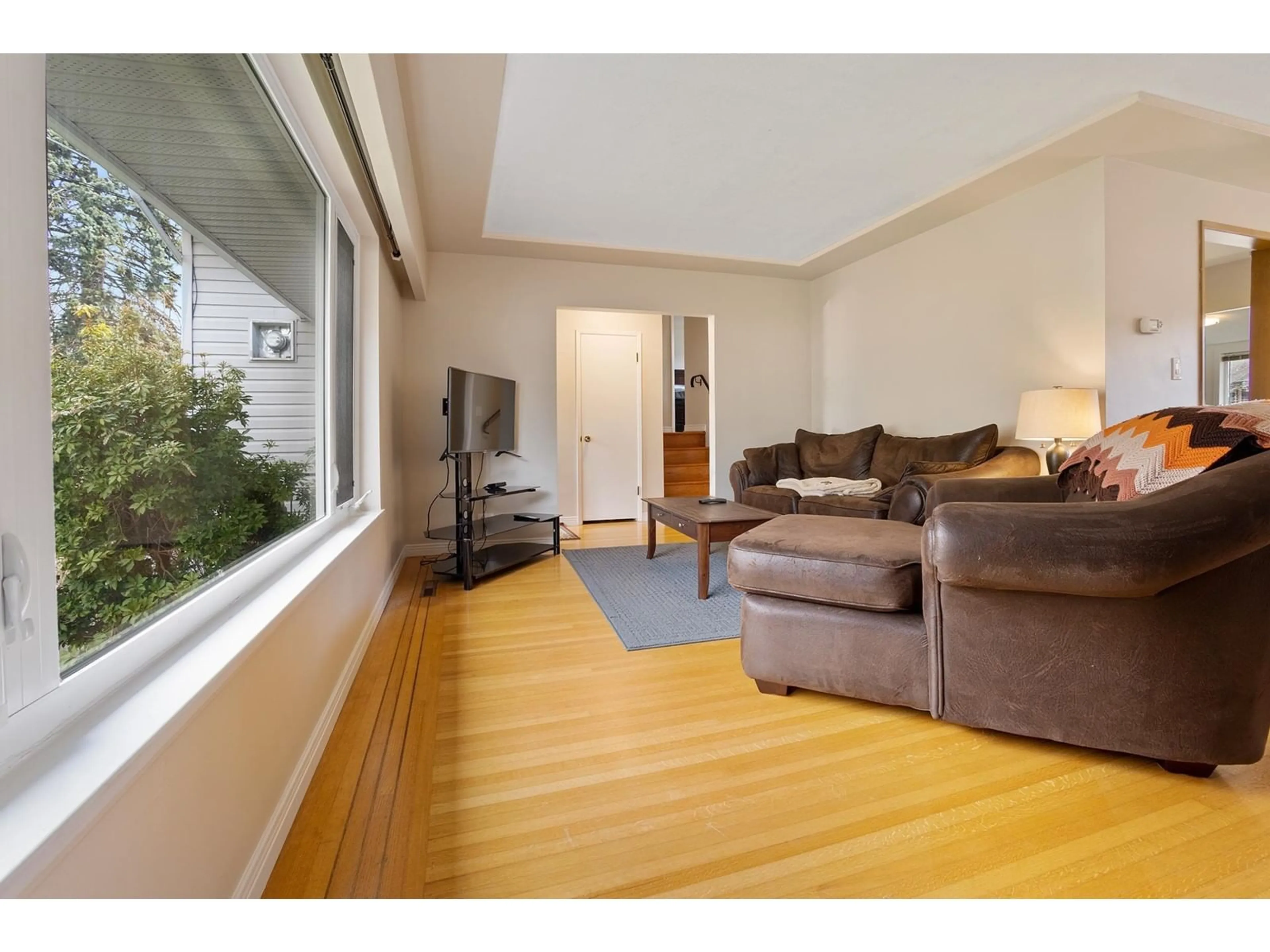 Living room with furniture, wood/laminate floor for 45812 BERKELEY AVENUE, Chilliwack British Columbia V2P3N3