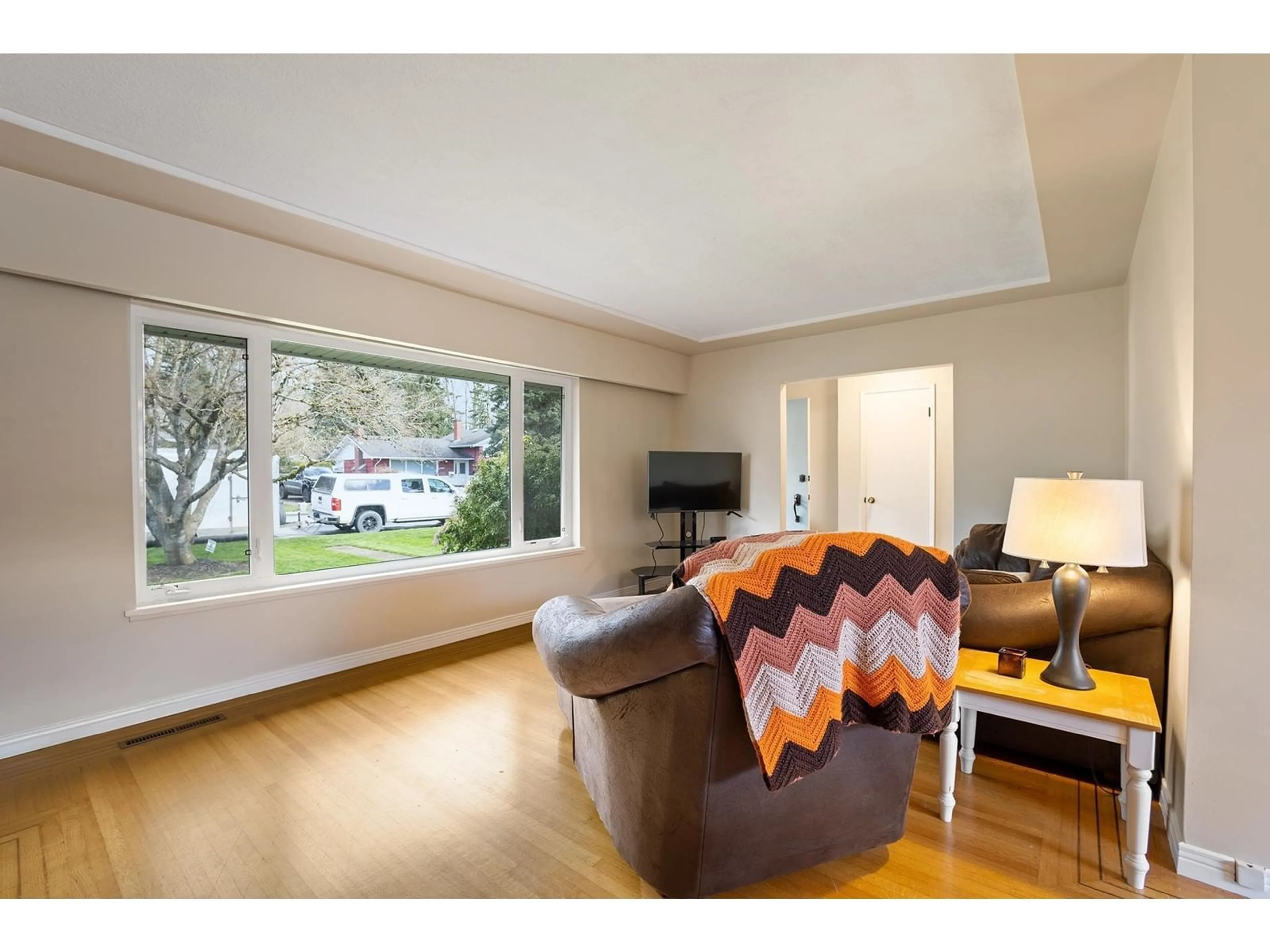Living room with furniture, wood/laminate floor for 45812 BERKELEY AVENUE, Chilliwack British Columbia V2P3N3
