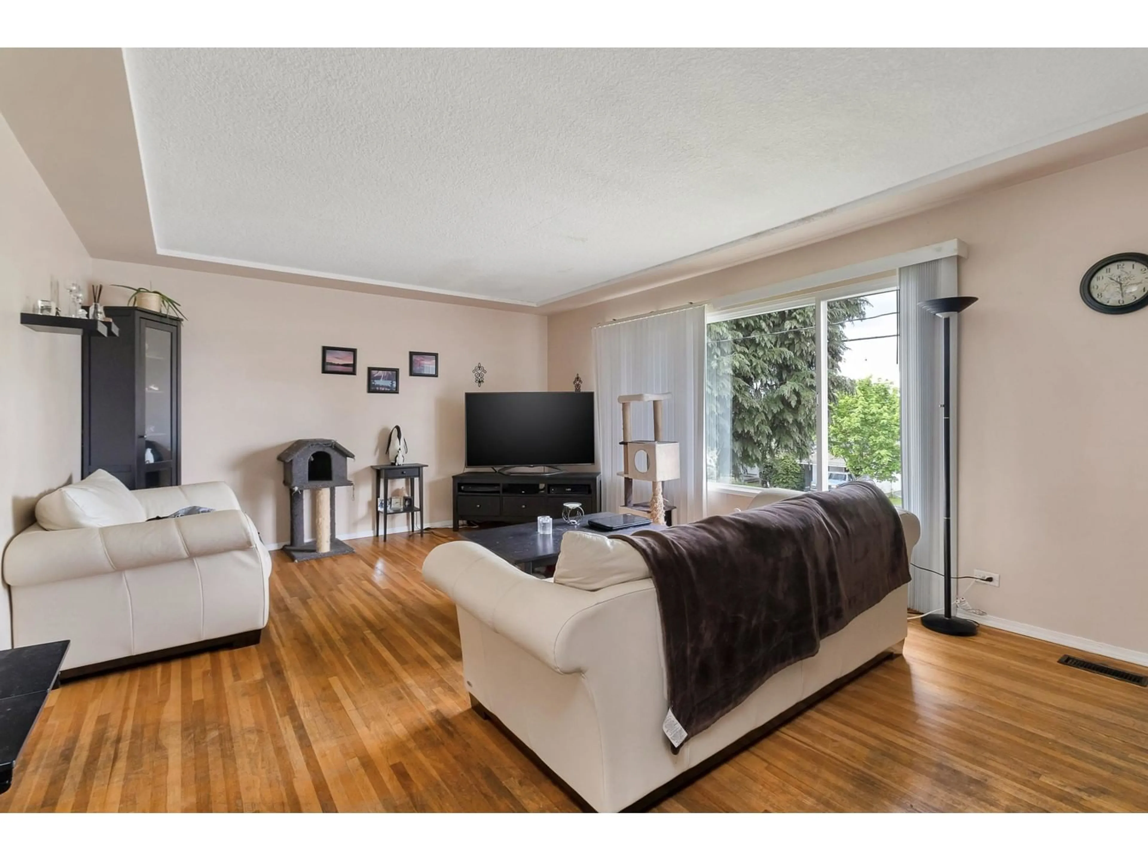 Living room with furniture, wood/laminate floor for 10184 127, Surrey British Columbia V3V5J6