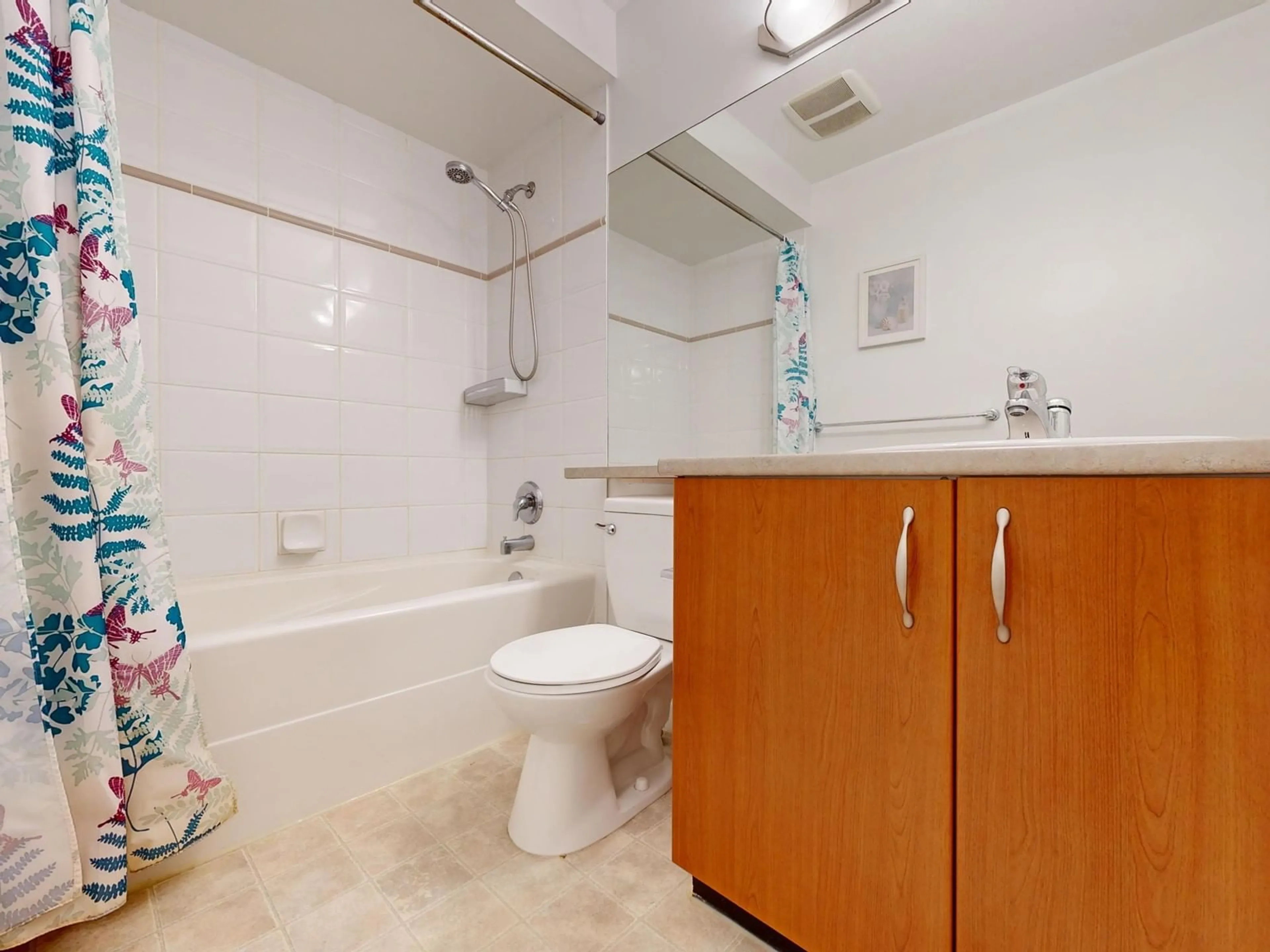 Standard bathroom, unknown for 62 - 12040 68, Surrey British Columbia V3W1P5
