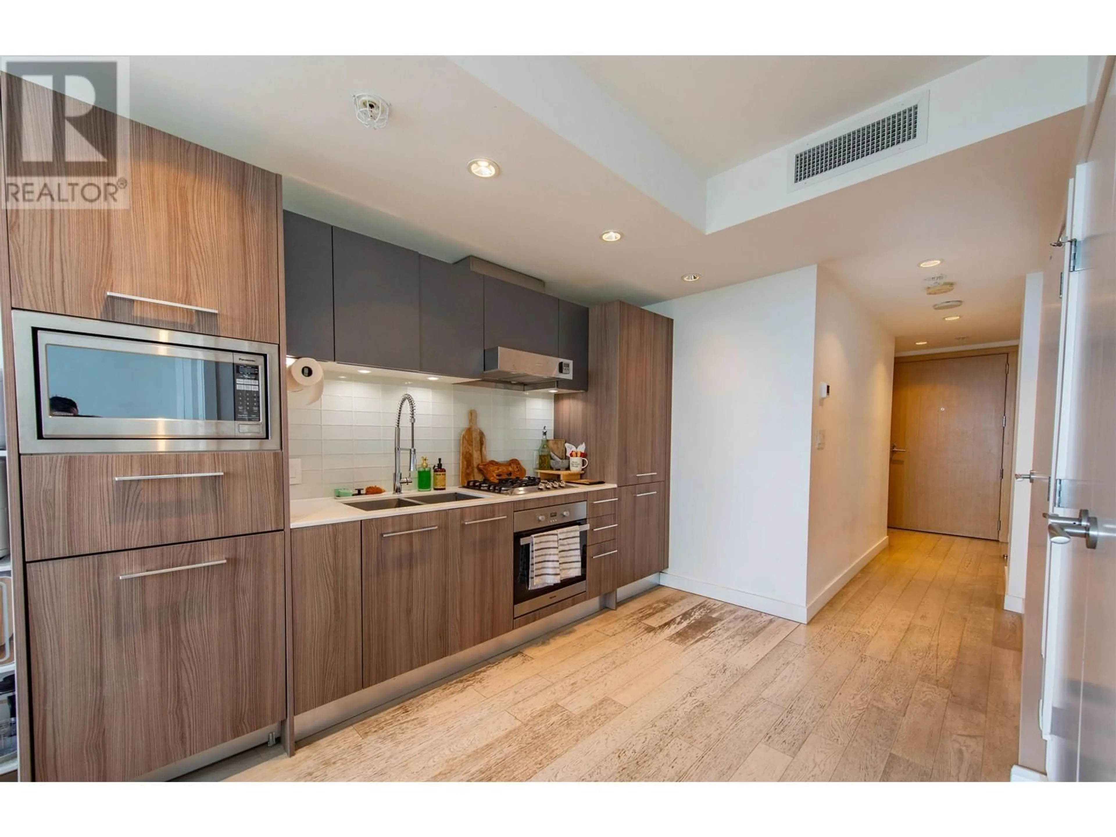 Standard kitchen, wood/laminate floor for 1703 - 2220 KINGSWAY, Vancouver British Columbia V5N2T7