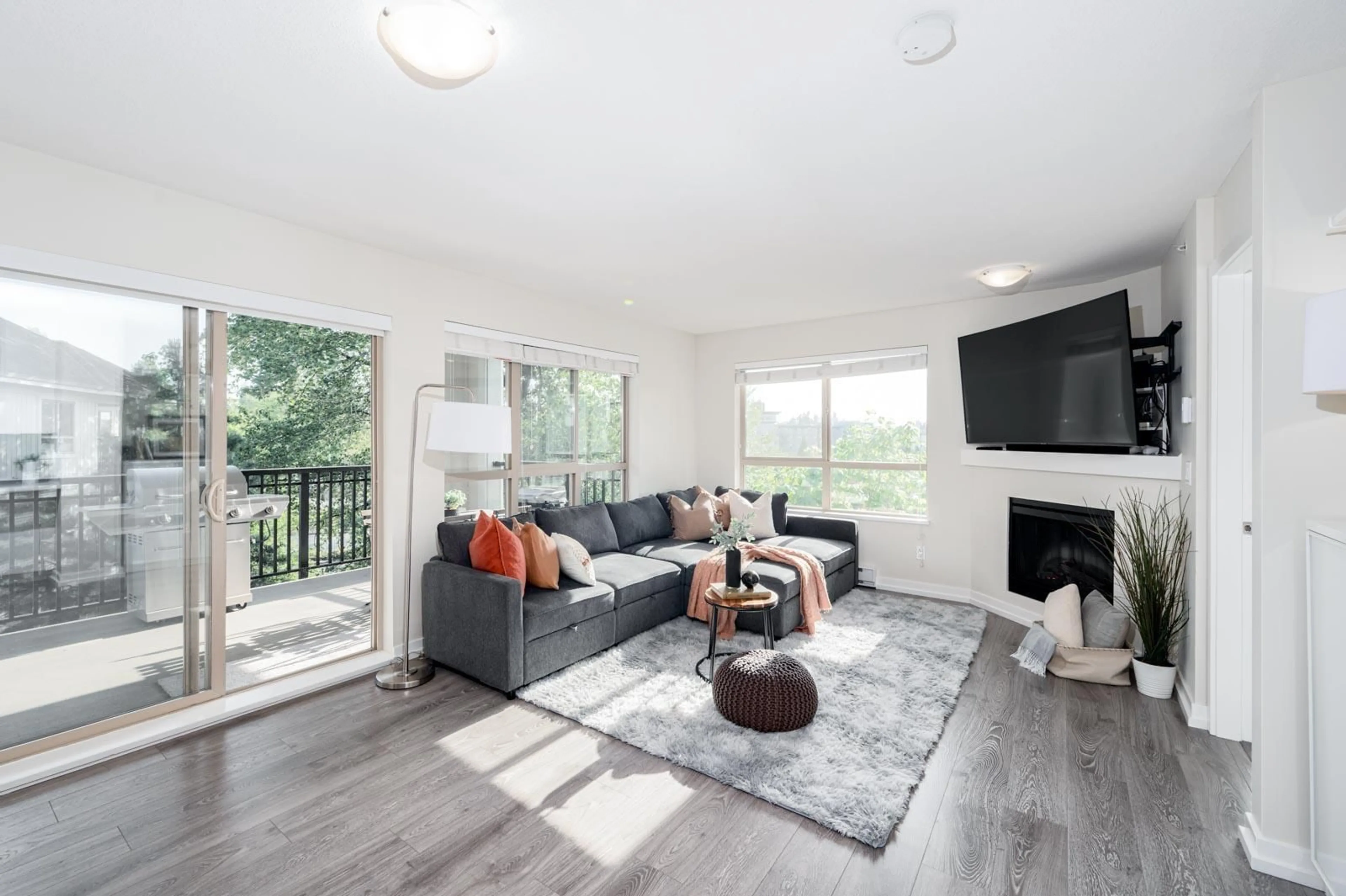 Living room with furniture, wood/laminate floor for C405 - 8929 202, Langley British Columbia V1M0B4