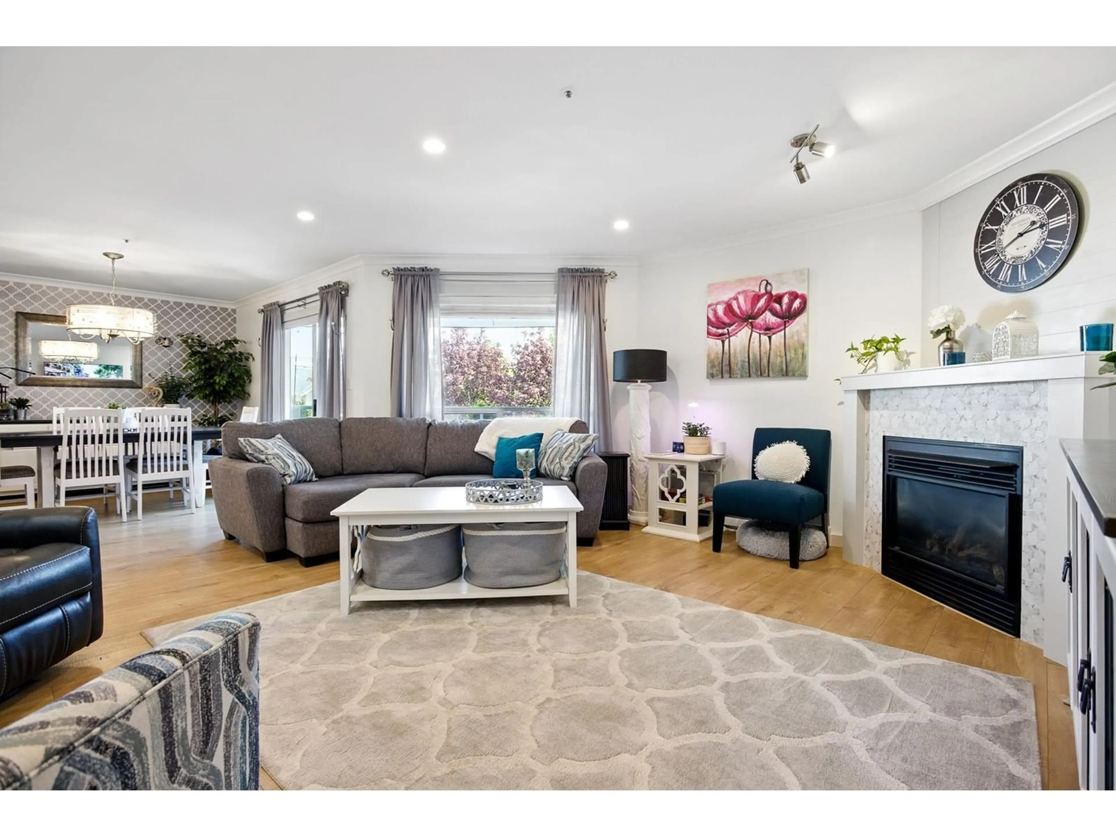 Living room with furniture, wood/laminate floor for 206 - 5377 201A, Langley British Columbia V3A1S7