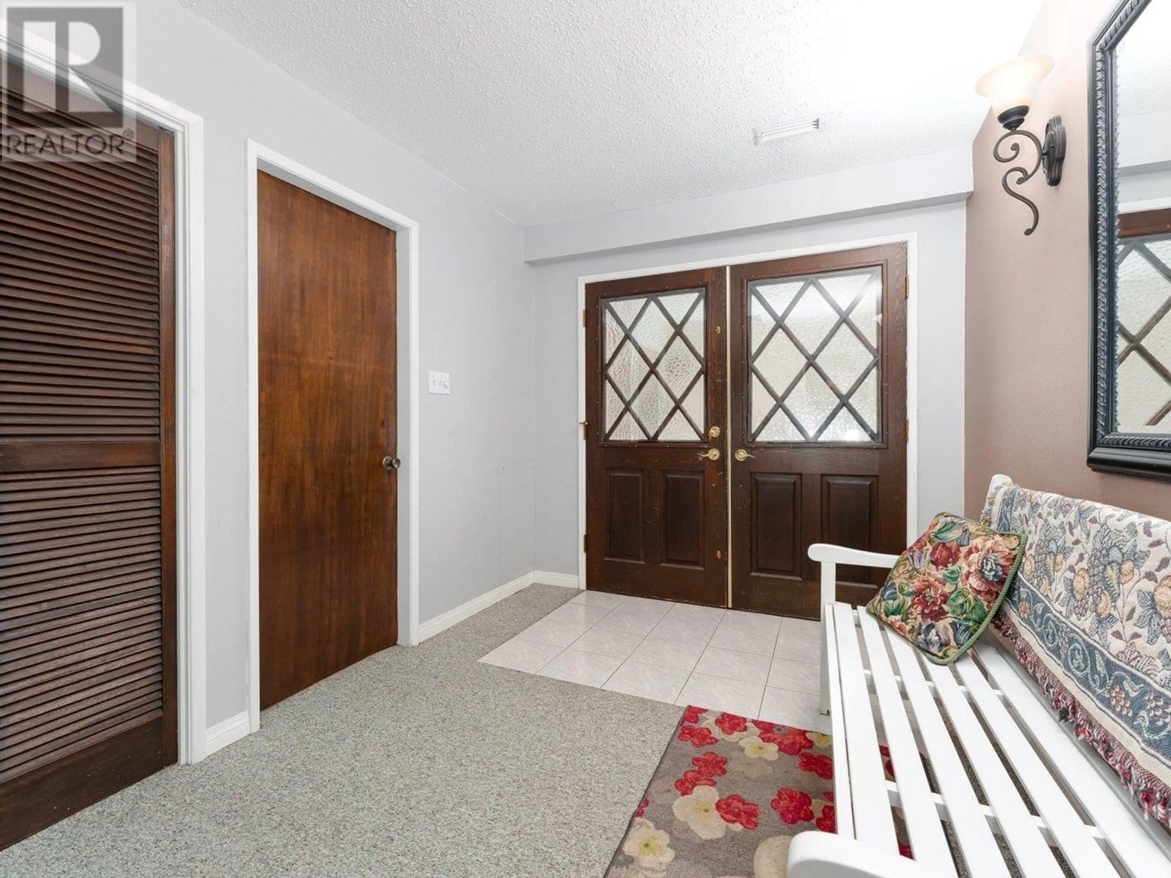 Indoor entryway for 2602 SECHELT DRIVE, North Vancouver British Columbia V7H1N8