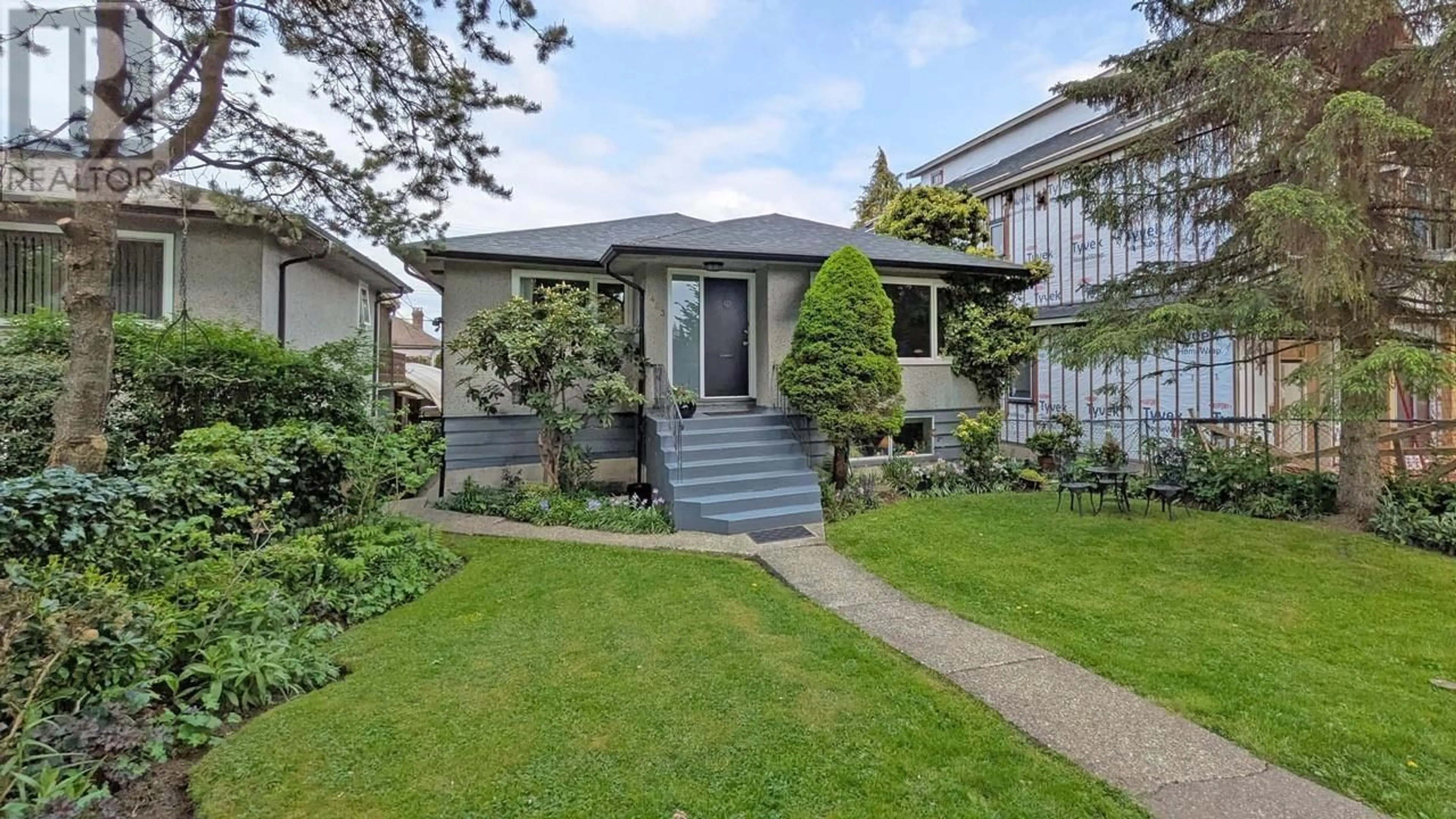 Home with vinyl exterior material, street for 483 31ST AVENUE, Vancouver British Columbia V5V2W6