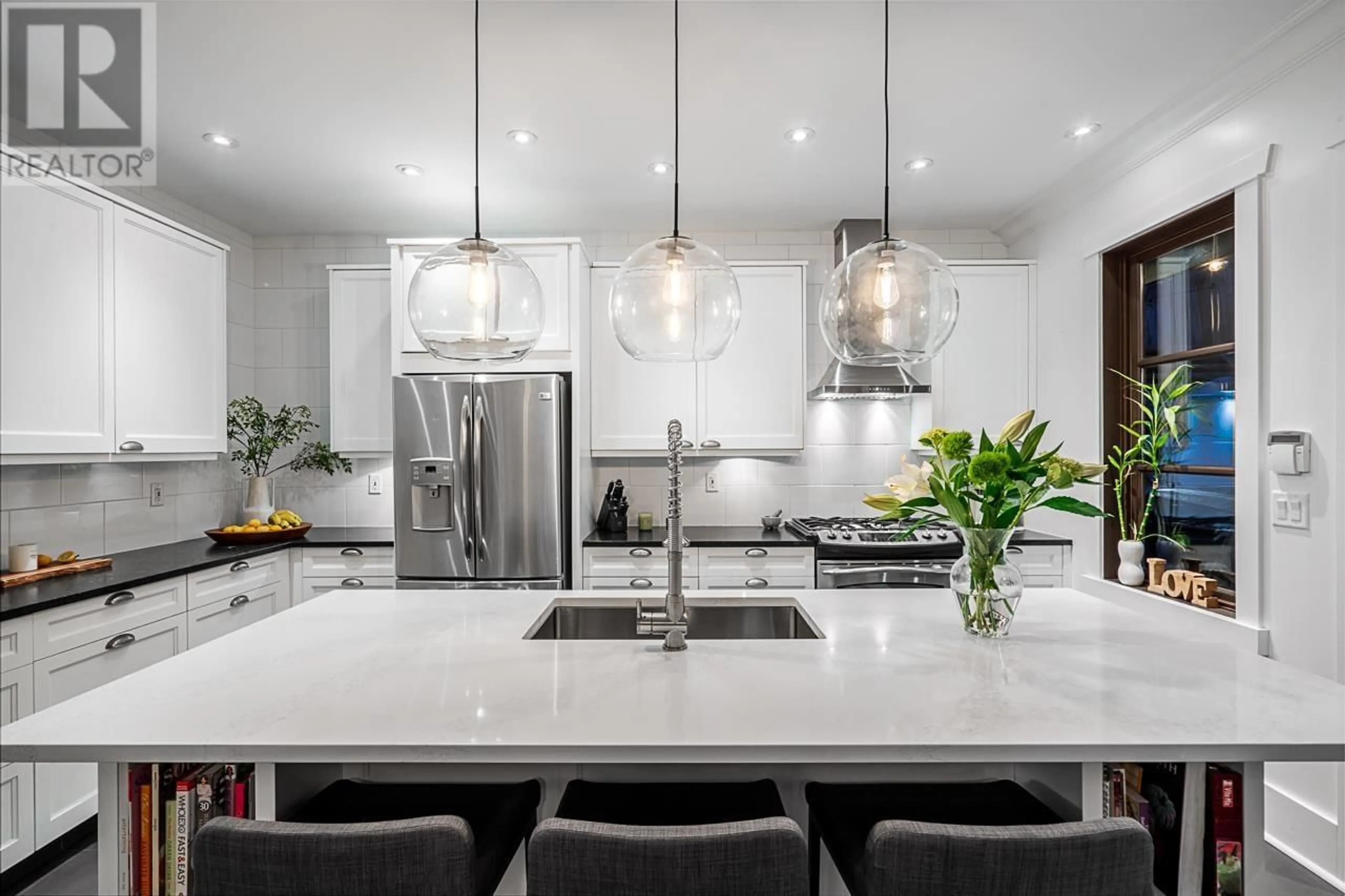 Contemporary kitchen, unknown for 3394 MAHON AVENUE, North Vancouver British Columbia V7N3T6