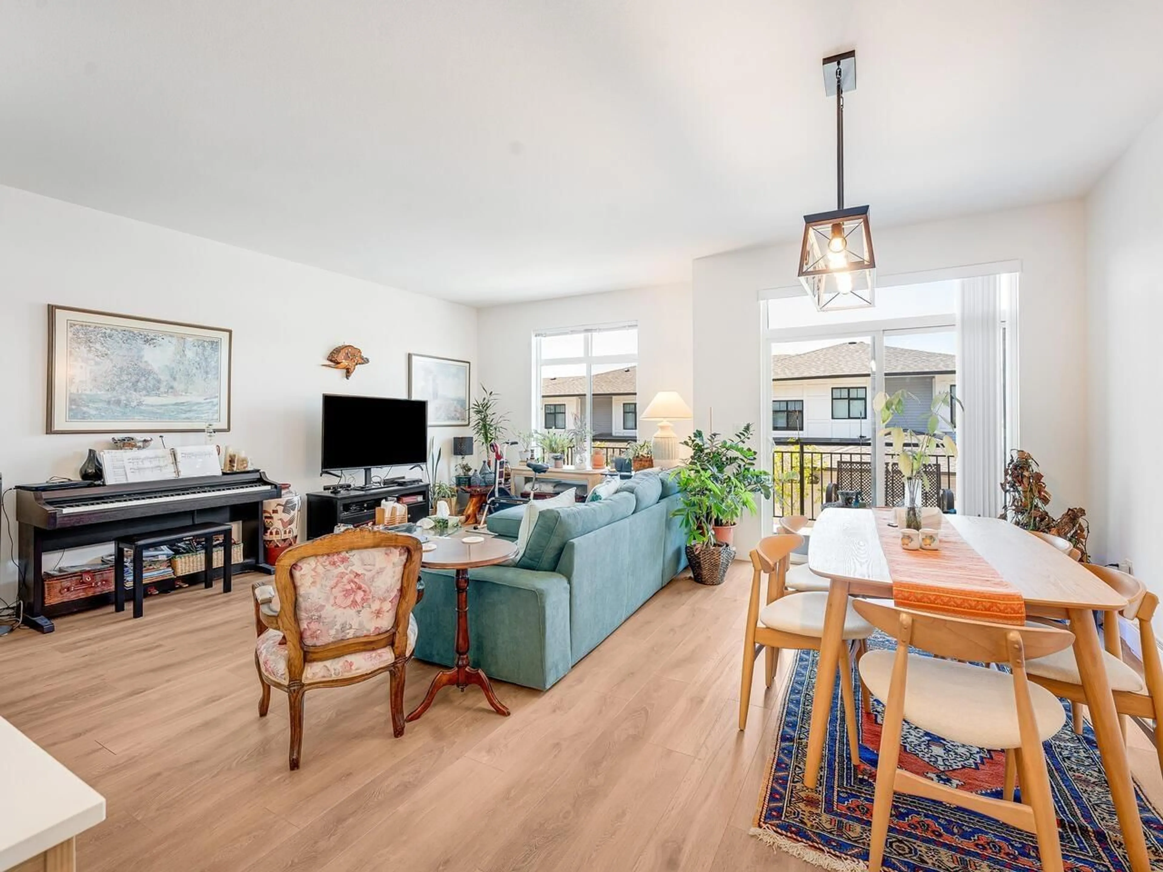 Living room with furniture, wood/laminate floor for 54 - 15255 SITKA, Surrey British Columbia V3S0B1