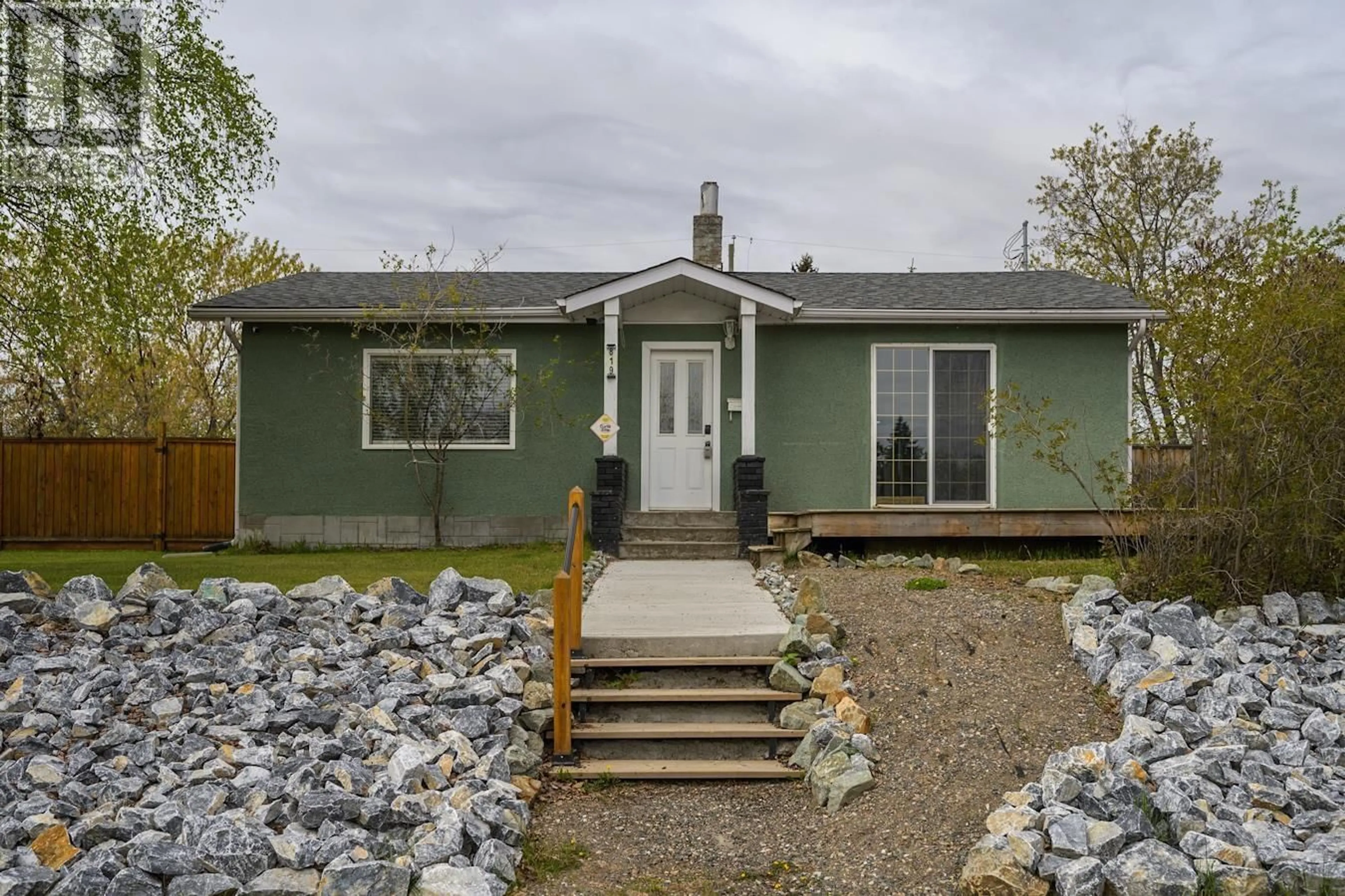 Home with vinyl exterior material, unknown for 819 GILLETT STREET, Prince George British Columbia V2M2V1