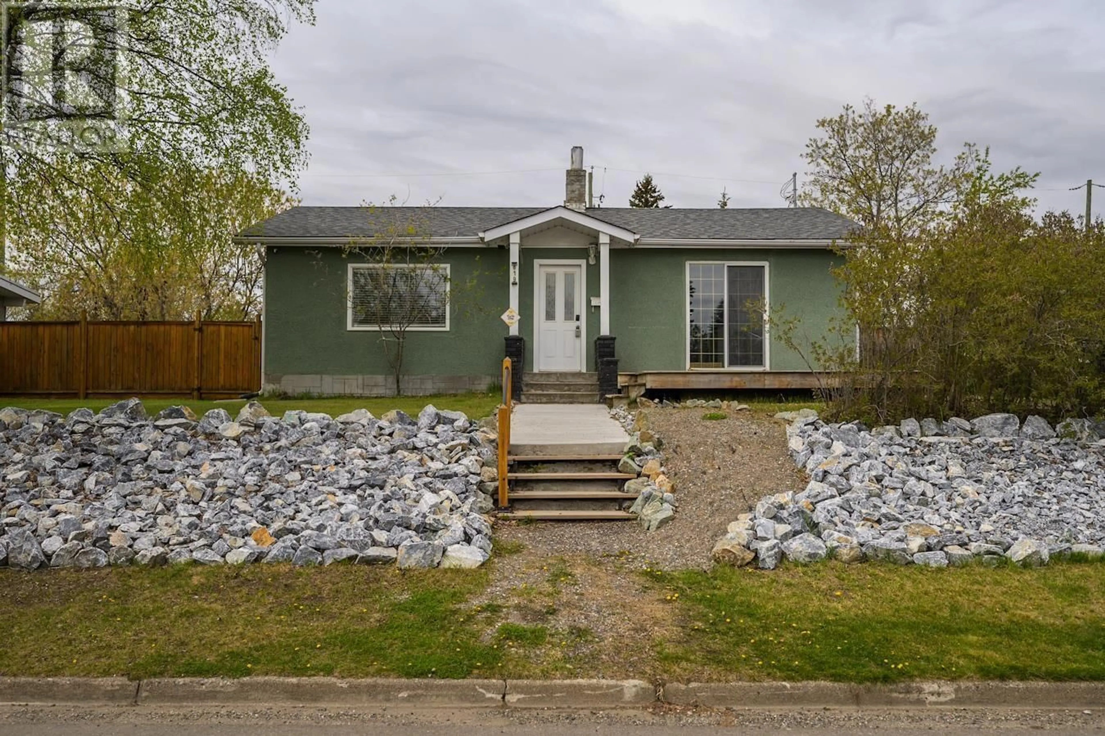 Home with vinyl exterior material, street for 819 GILLETT STREET, Prince George British Columbia V2M2V1