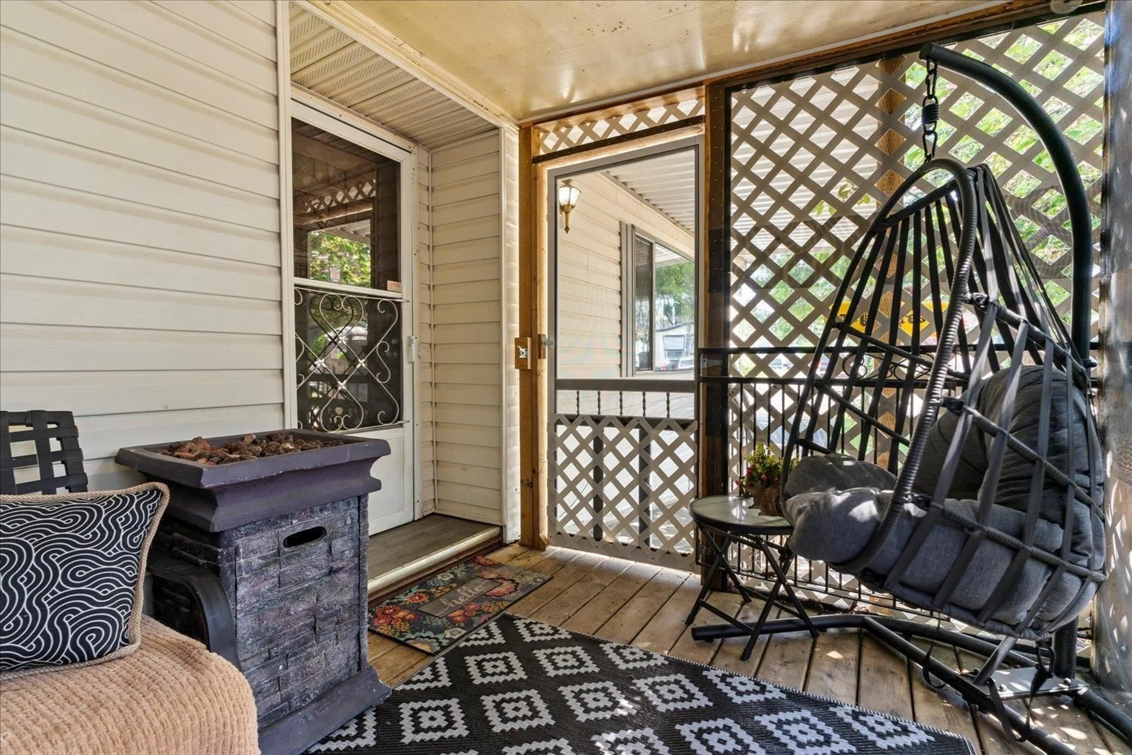 Patio, street for 103 - 45640 WATSON ROAD, Chilliwack British Columbia V2R3R1