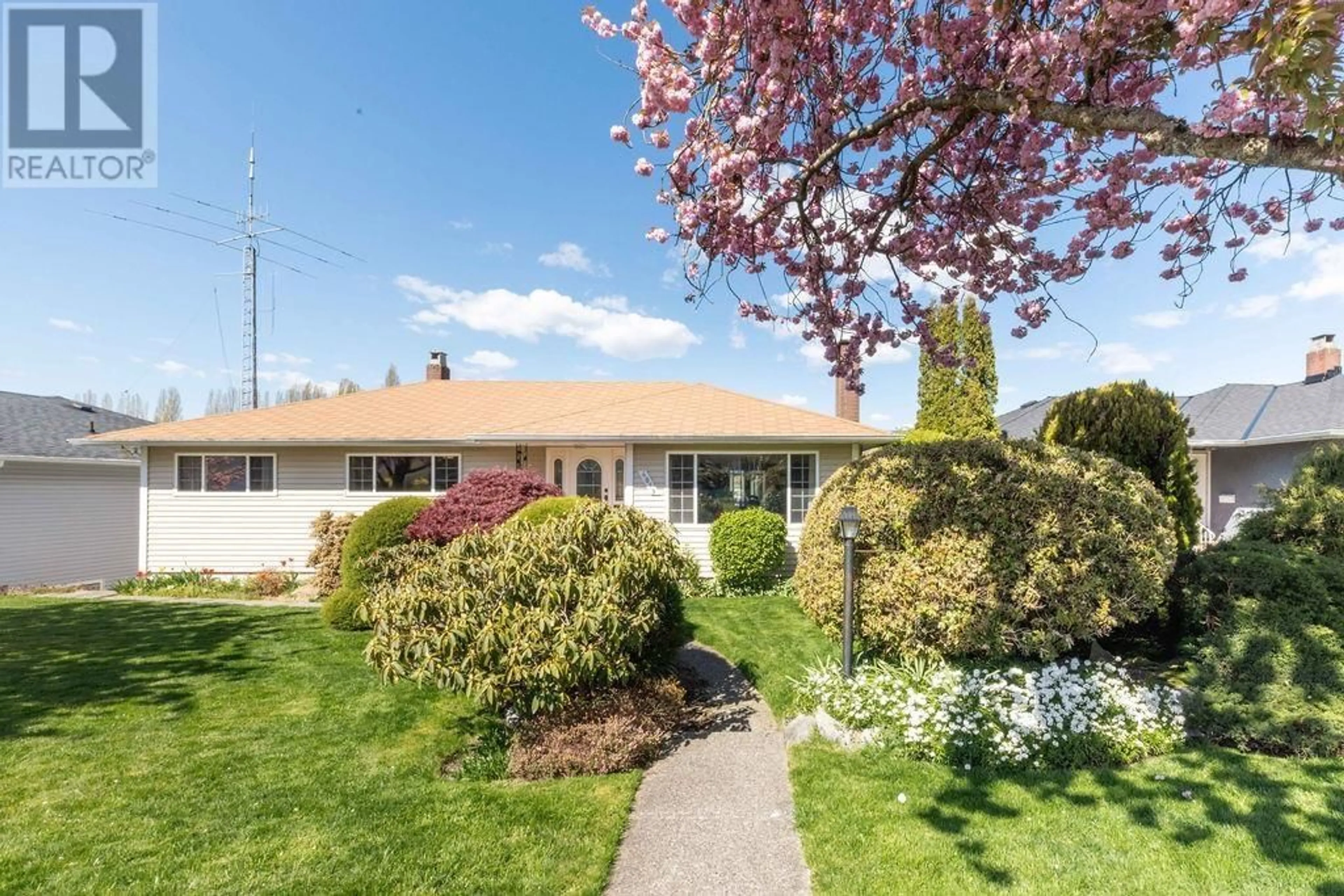 Patio, street for 4819 FAIRLAWN DRIVE, Burnaby British Columbia V5C3R7