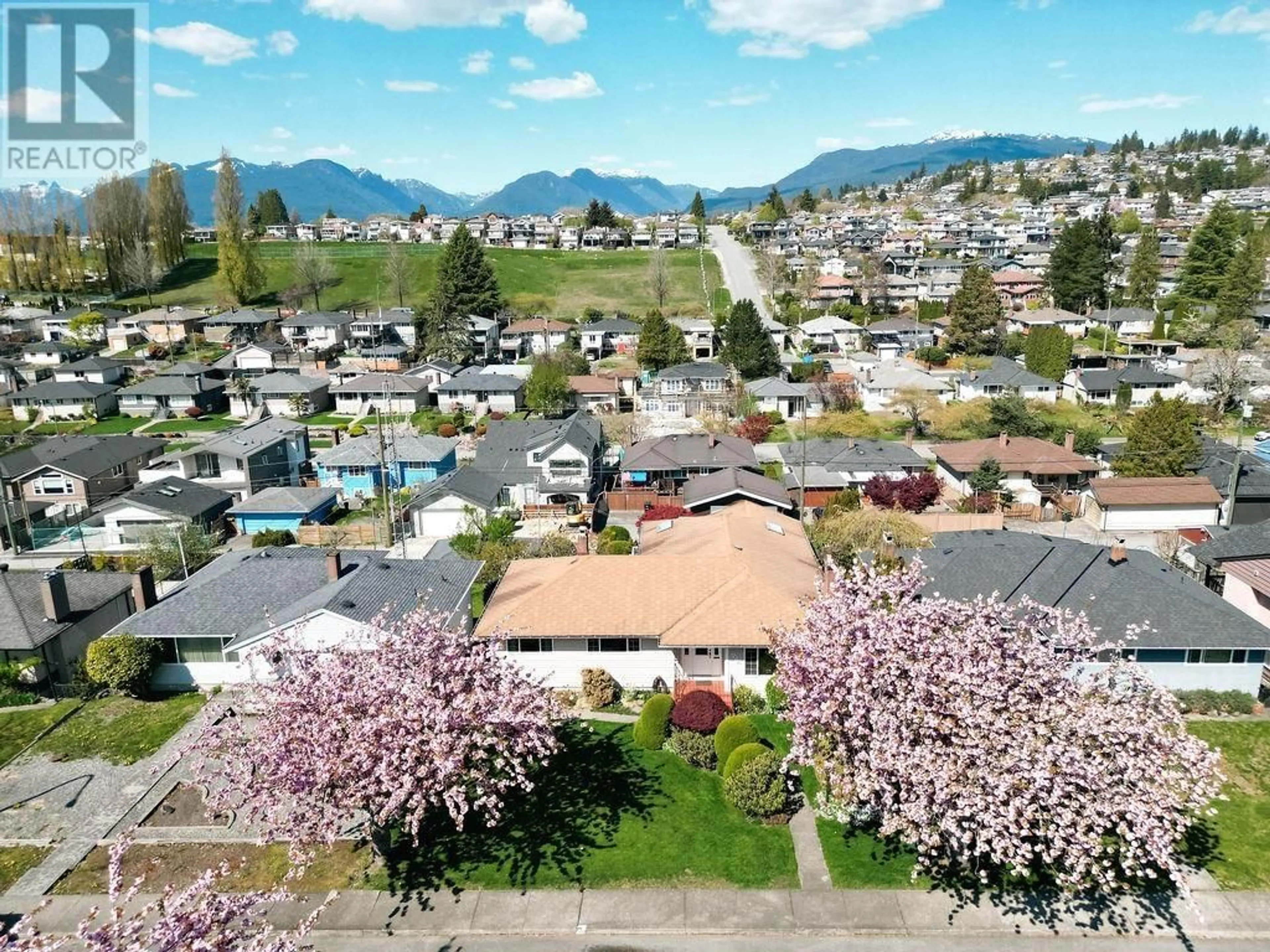 A pic from outside/outdoor area/front of a property/back of a property/a pic from drone, mountain view for 4819 FAIRLAWN DRIVE, Burnaby British Columbia V5C3R7