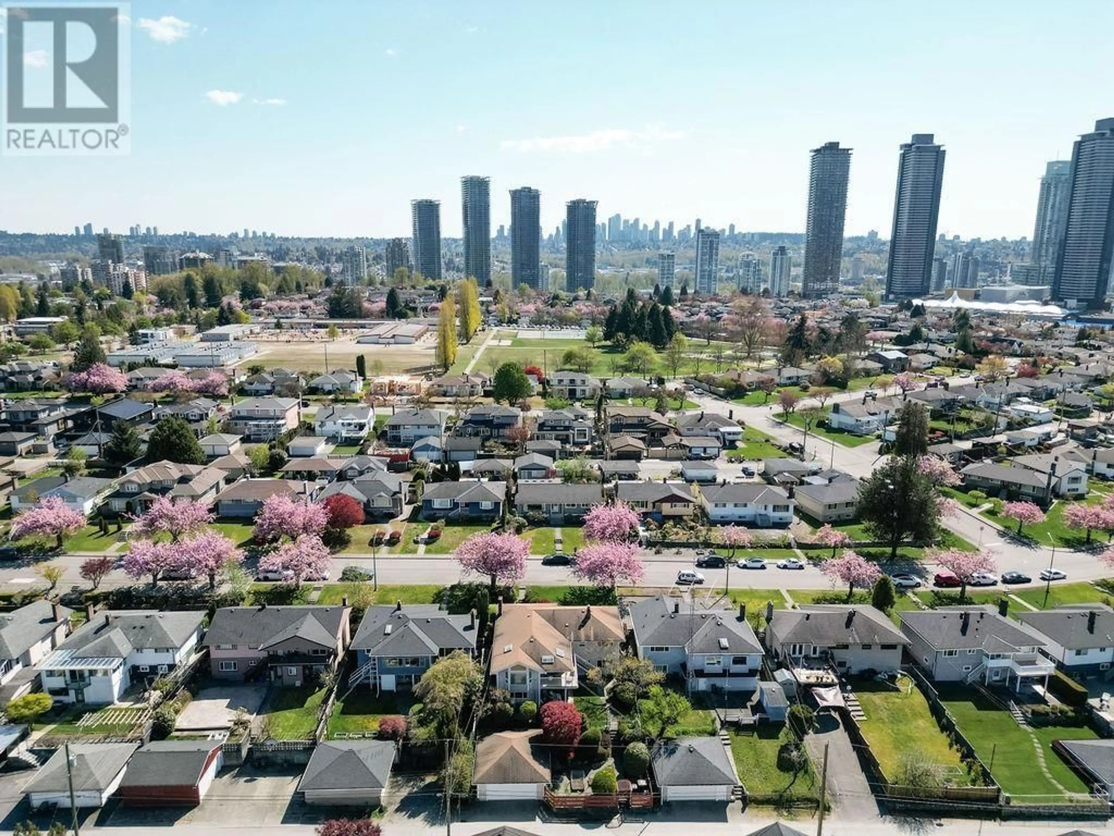 A pic from outside/outdoor area/front of a property/back of a property/a pic from drone, city buildings view from balcony for 4819 FAIRLAWN DRIVE, Burnaby British Columbia V5C3R7