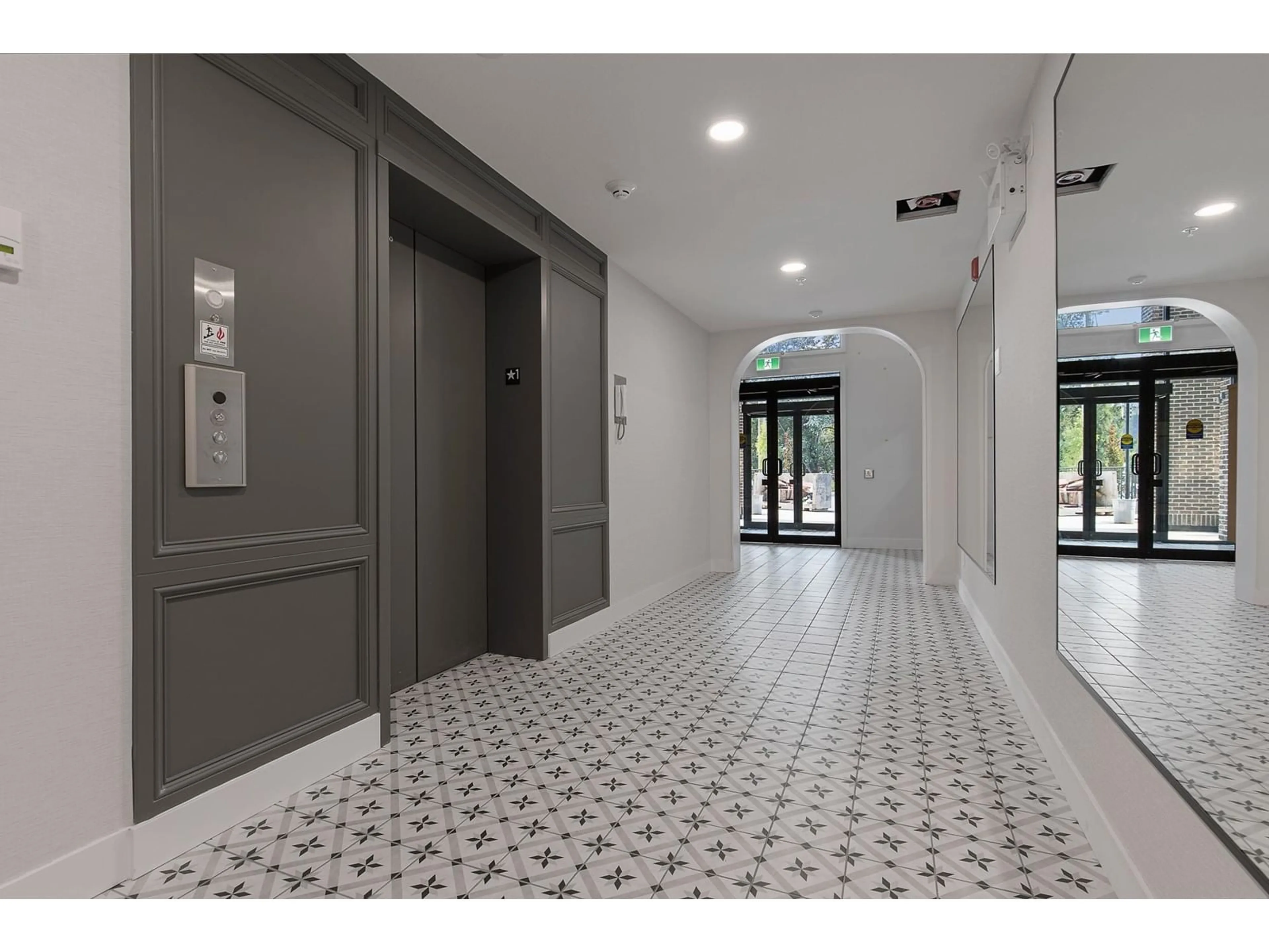 Indoor foyer for 102 - 6045 CHILLIWACK RIVER ROAD, Chilliwack British Columbia V2R6L5