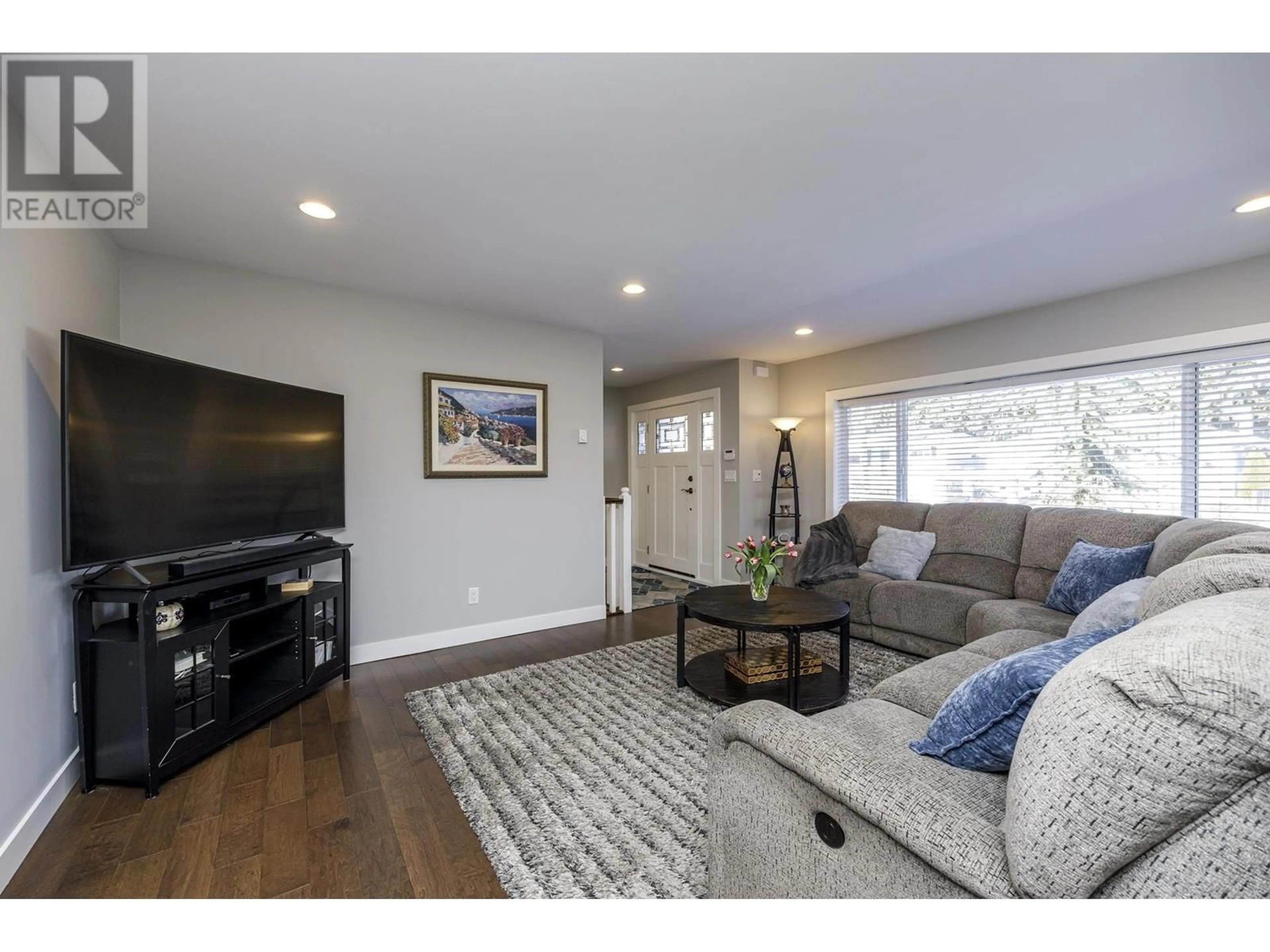 Living room with furniture, unknown for 887 17TH STREET, North Vancouver British Columbia V7L2X2