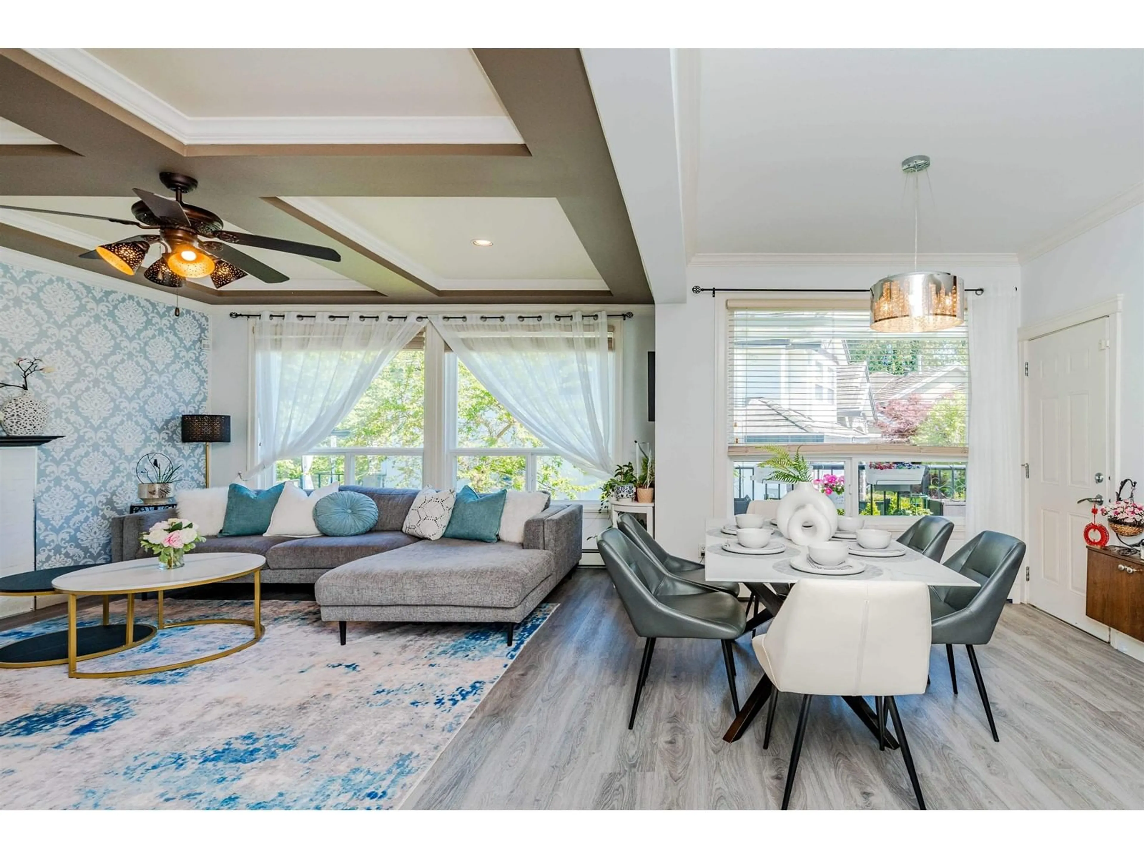 Living room with furniture, wood/laminate floor for 9782 160A, Surrey British Columbia V4N5M1
