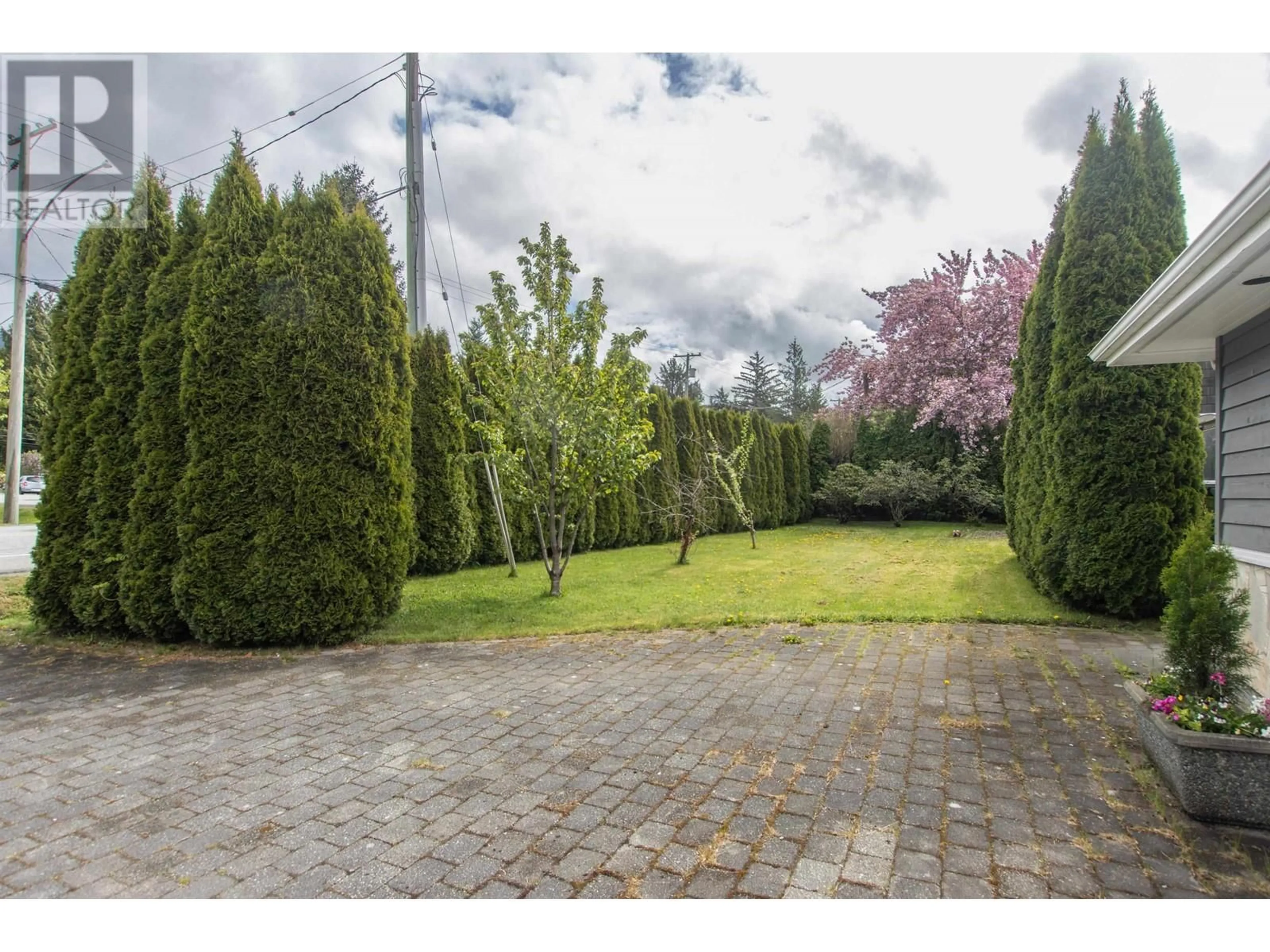 Patio, street for 40363 GARIBALDI WAY, Squamish British Columbia V0N1T0