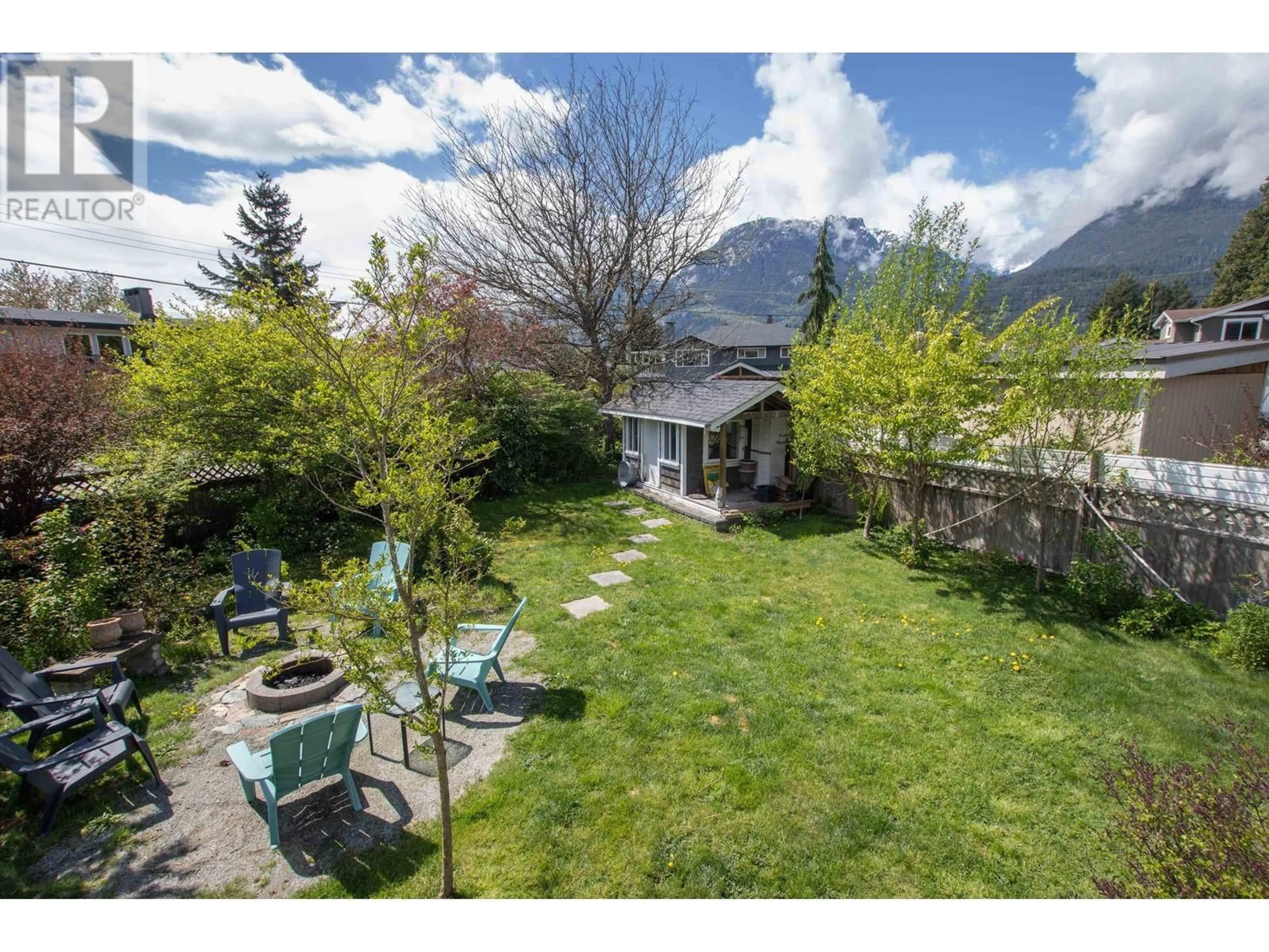 A pic from outside/outdoor area/front of a property/back of a property/a pic from drone, mountain view for 40363 GARIBALDI WAY, Squamish British Columbia V0N1T0