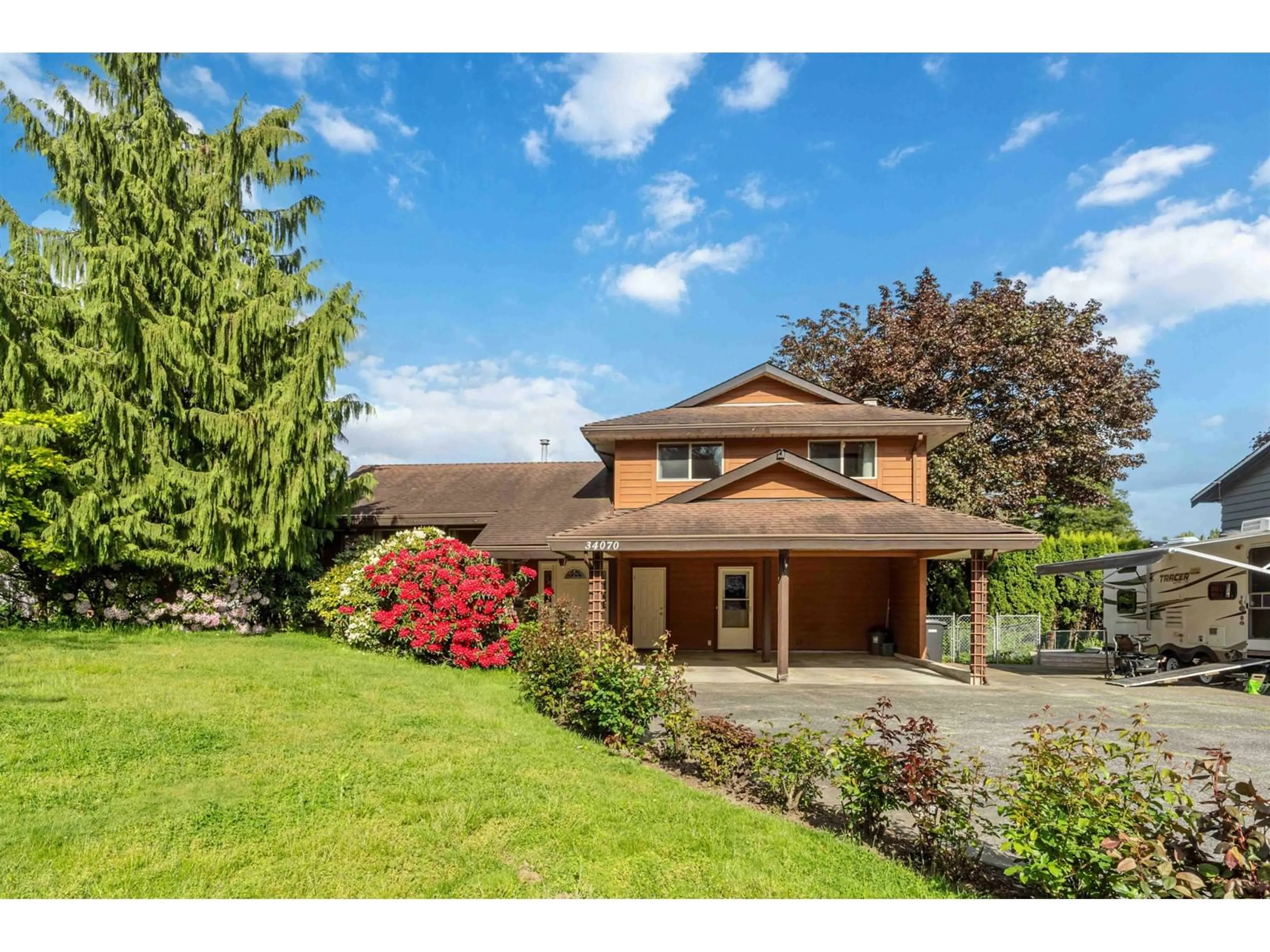 A pic from outside/outdoor area/front of a property/back of a property/a pic from drone, unknown for 34070 SHANNON, Abbotsford British Columbia V2S5C8