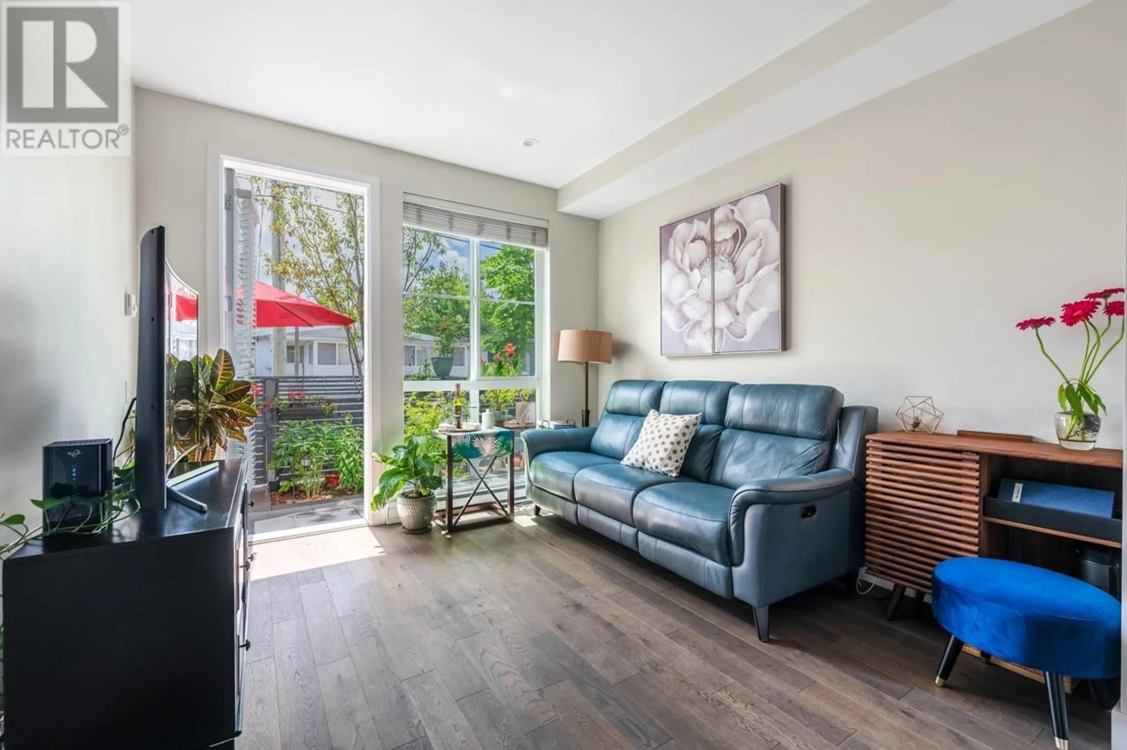 Living room with furniture, wood/laminate floor for 3 - 238 62ND AVENUE, Vancouver British Columbia V5X0G7