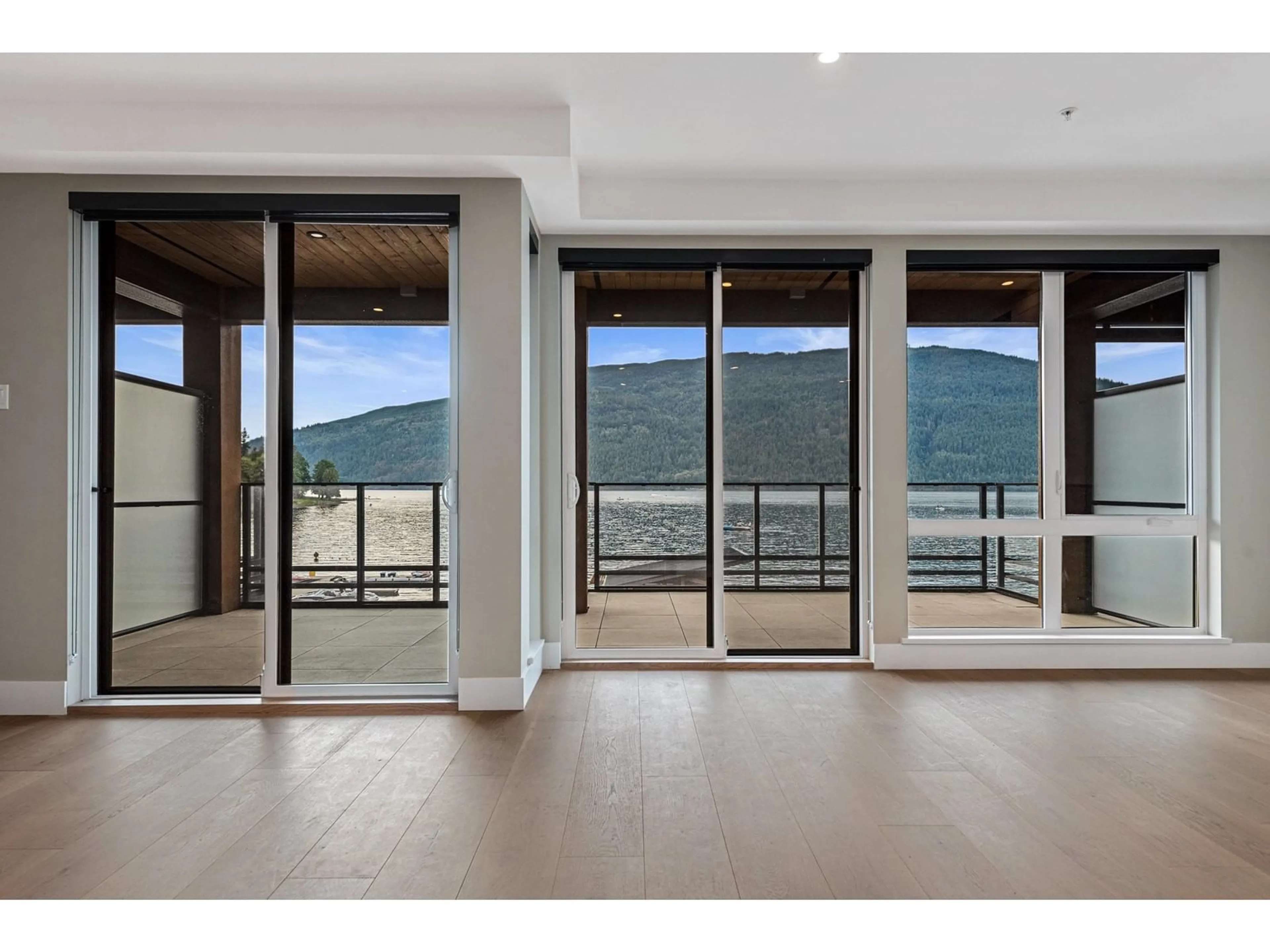Indoor foyer for 205 - 3175 COLUMBIA VALLEY ROAD, Cultus Lake British Columbia V2R6C2