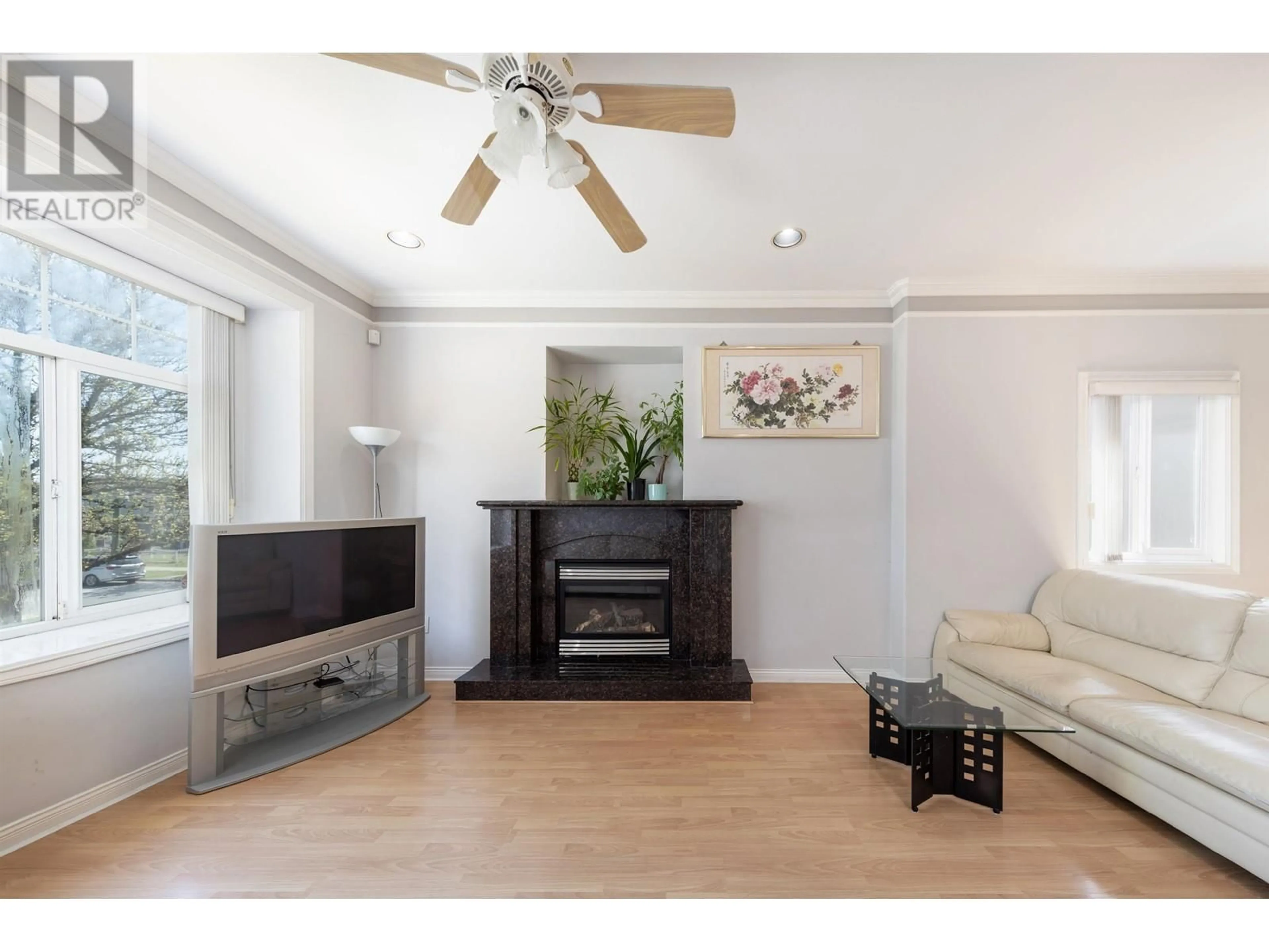 Living room with furniture, wood/laminate floor for 6887 SHERBROOKE STREET, Vancouver British Columbia V5X4C9