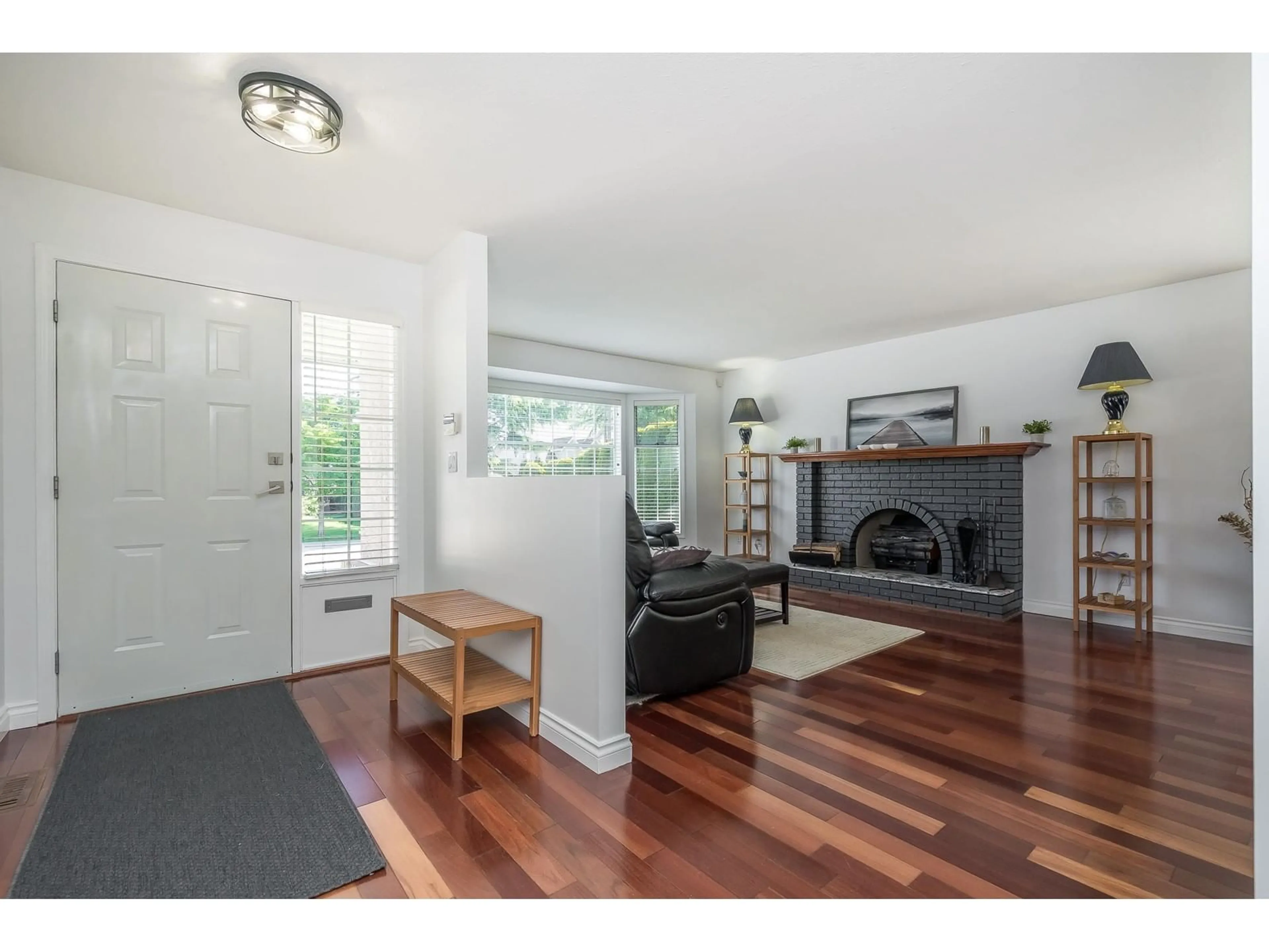 Indoor entryway for 2243 MADRONA, Surrey British Columbia V4A5S7