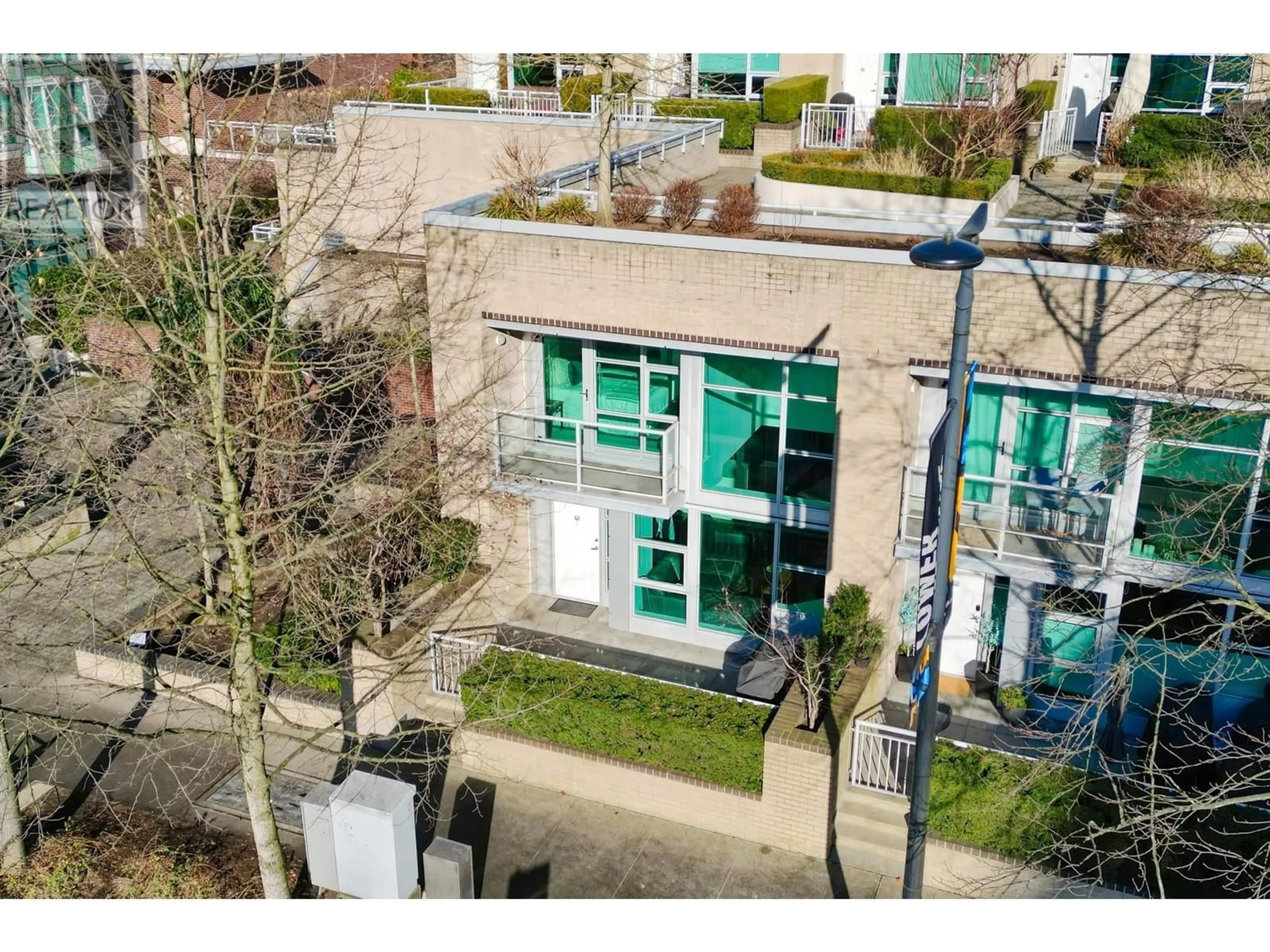 A pic from outside/outdoor area/front of a property/back of a property/a pic from drone, unknown for TH1 - 168 ESPLANADE AVENUE, North Vancouver British Columbia V7L4X8
